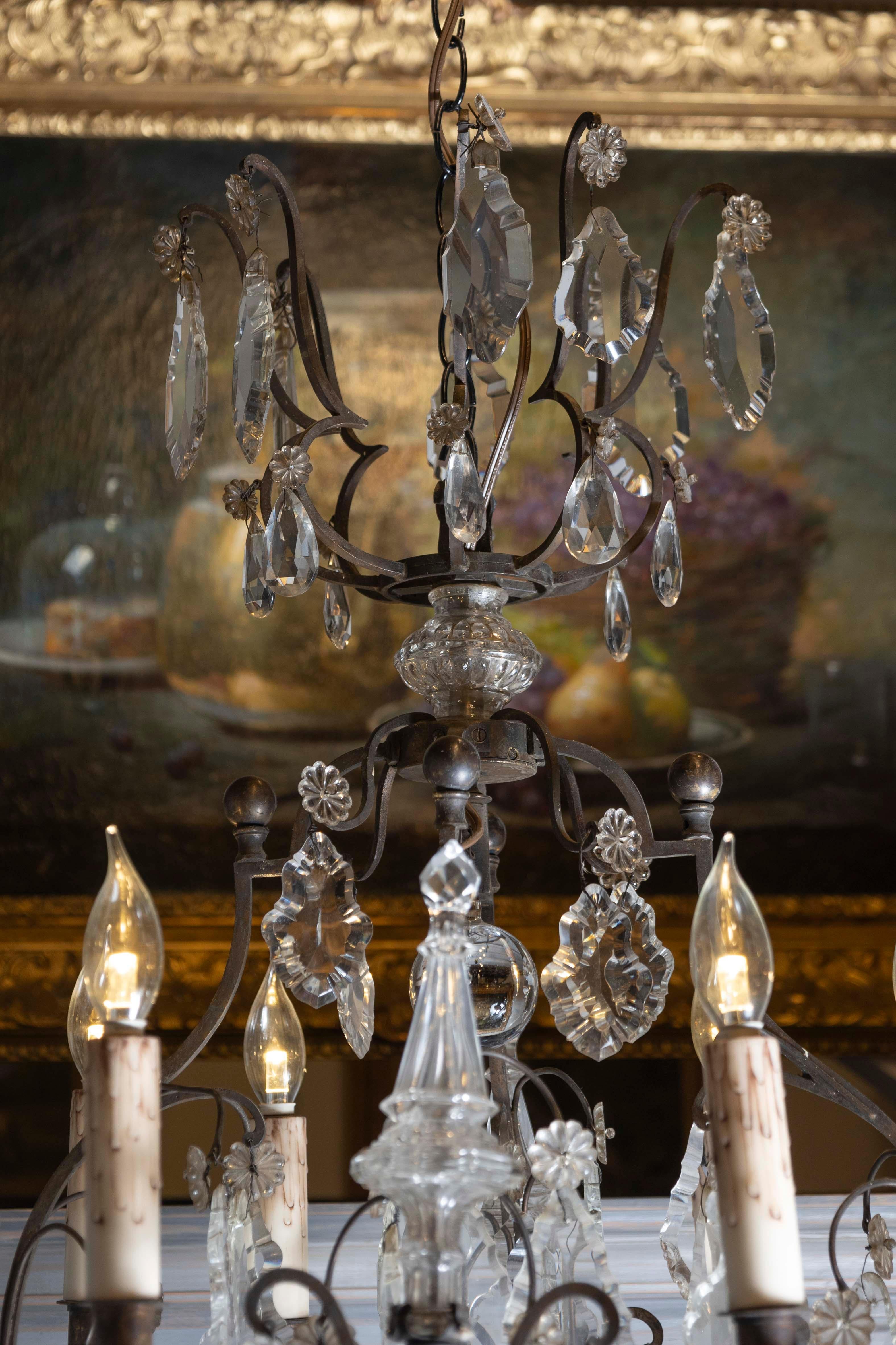 Lampadario francese a otto luci in cristallo del 1890 con armatura in bronzo e obelischi in vendita 1