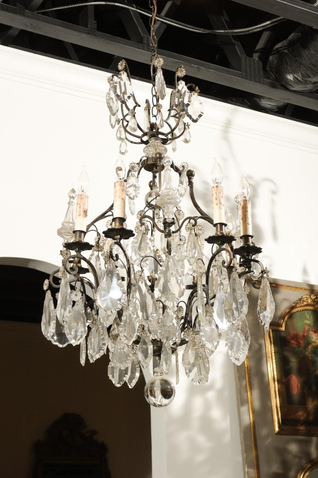 Lustre français à huit lumières en cristal des années 1890 avec armoiries et obélisques en bronze 2