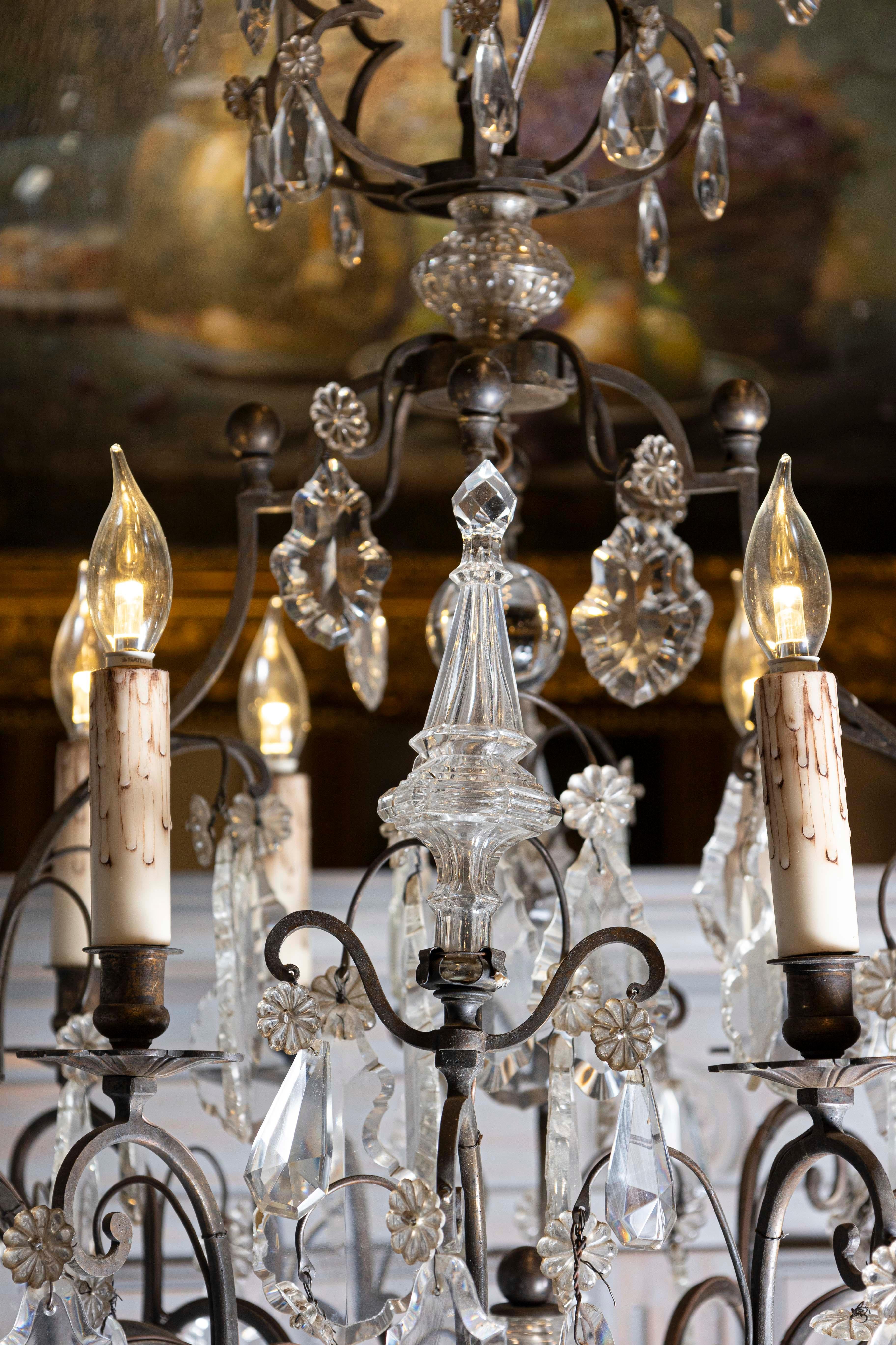 Lampadario francese a otto luci in cristallo del 1890 con armatura in bronzo e obelischi in vendita 2
