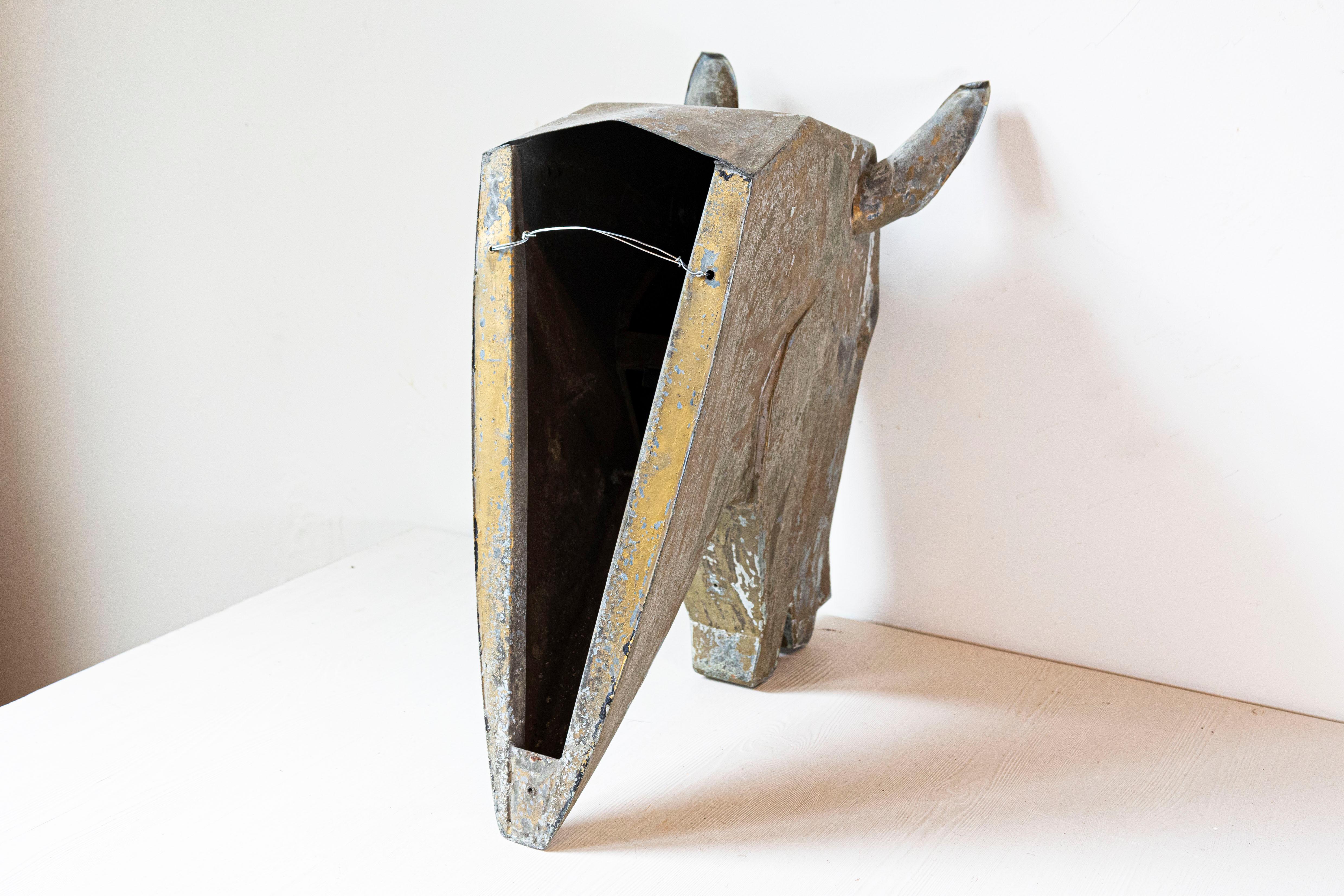 Französische Pferdekopfskulptur aus vergoldetem Zink von 1890 mit kantigen Zügen und Patina im Angebot 5