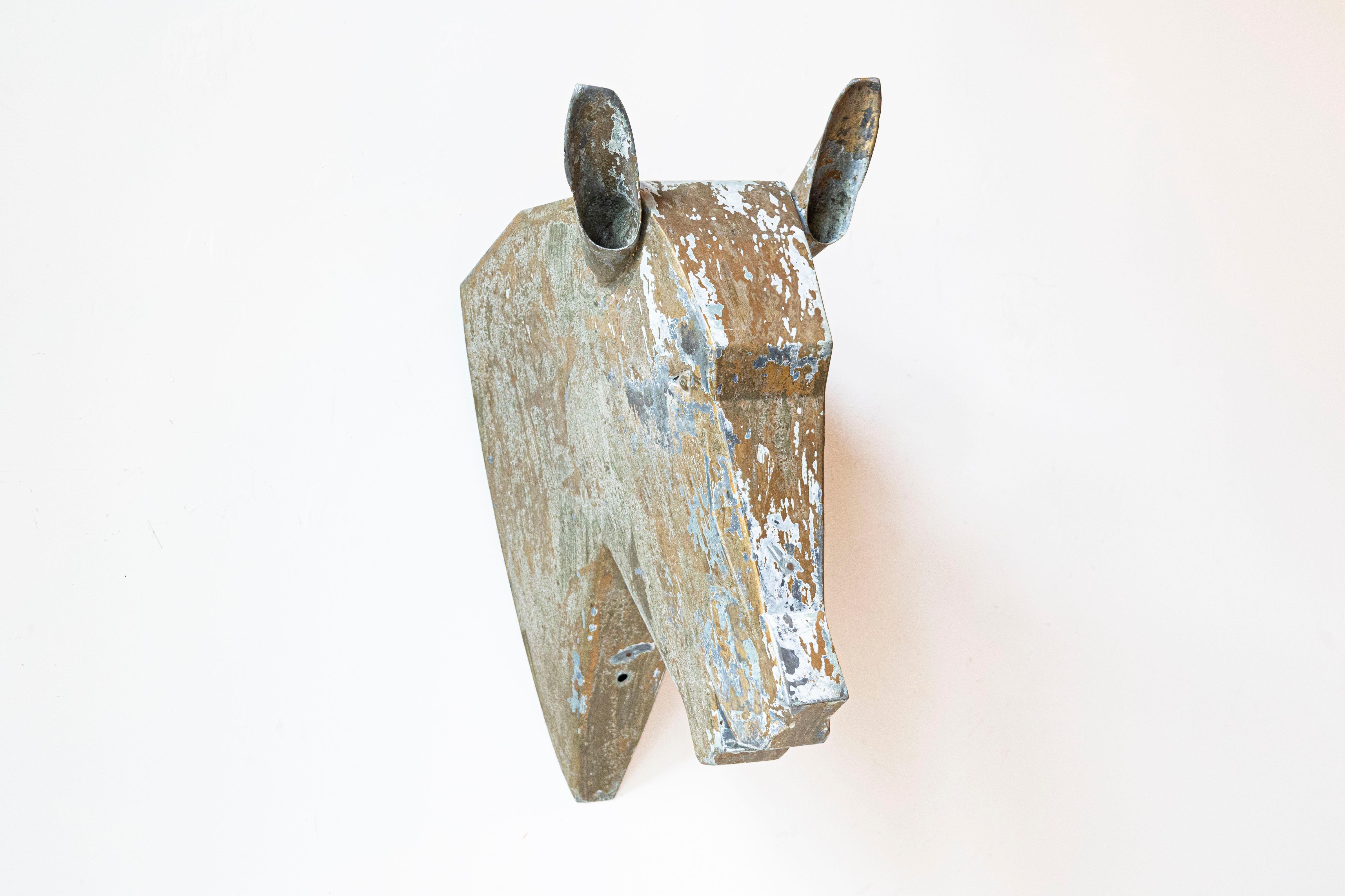 Französische Pferdekopfskulptur aus vergoldetem Zink aus dem späten 19. Jahrhundert, mit stilisiertem Charakter und beschädigter Patina. Diese in Frankreich im letzten Jahrzehnt des 19. Jahrhunderts geschaffene Zinkskulptur zeigt einen Pferdekopf