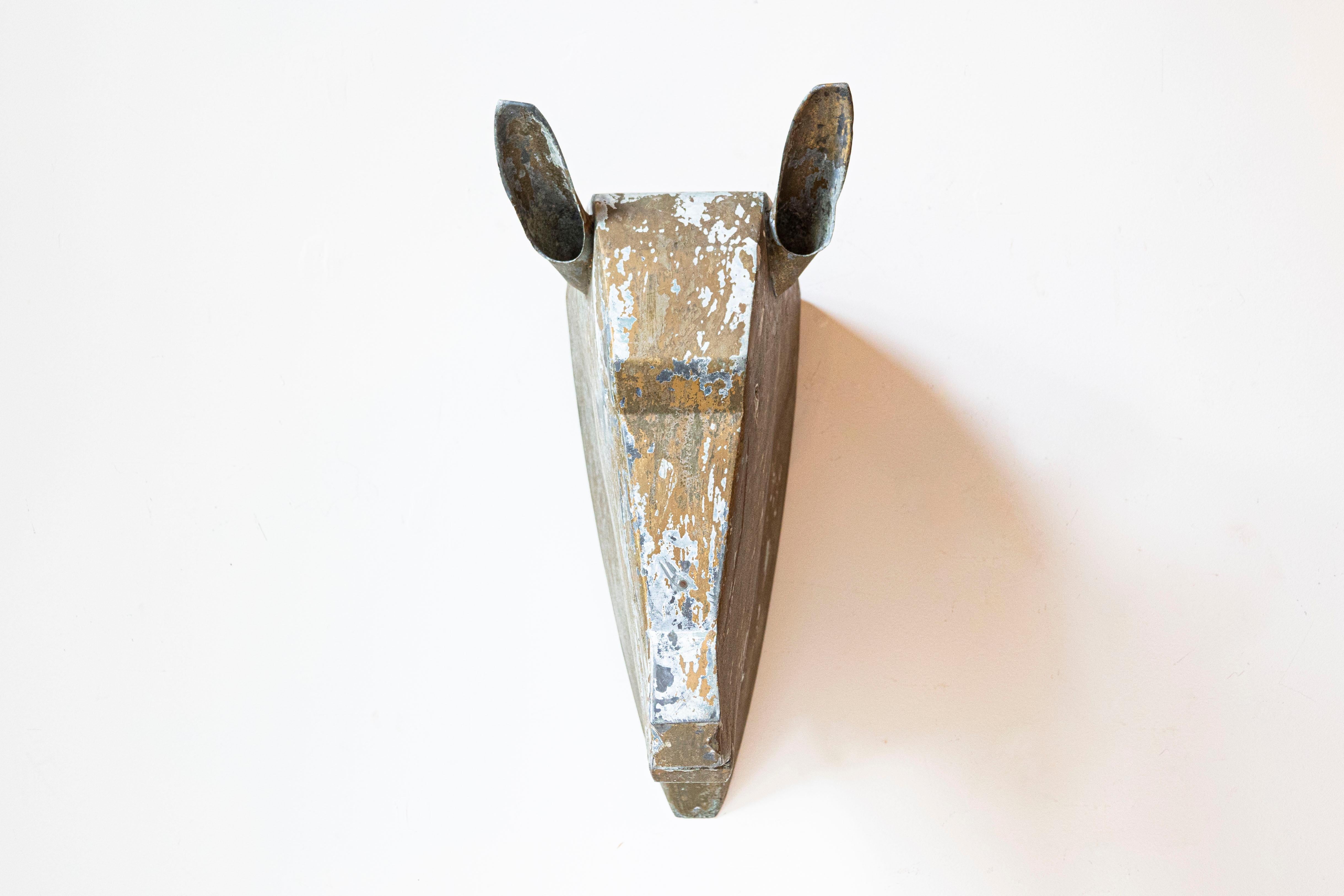 Französische Pferdekopfskulptur aus vergoldetem Zink von 1890 mit kantigen Zügen und Patina (Vergoldet) im Angebot