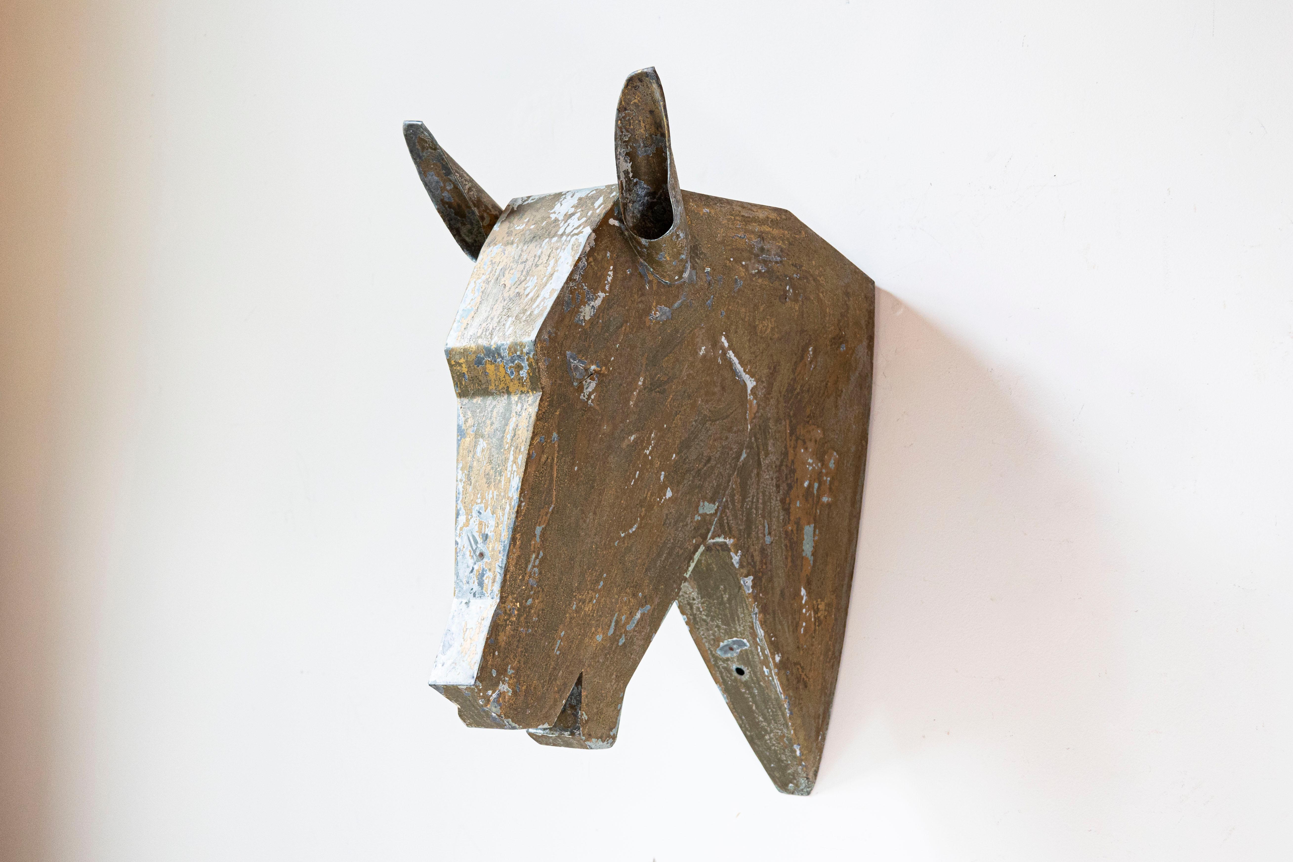Französische Pferdekopfskulptur aus vergoldetem Zink von 1890 mit kantigen Zügen und Patina im Zustand „Gut“ im Angebot in Atlanta, GA