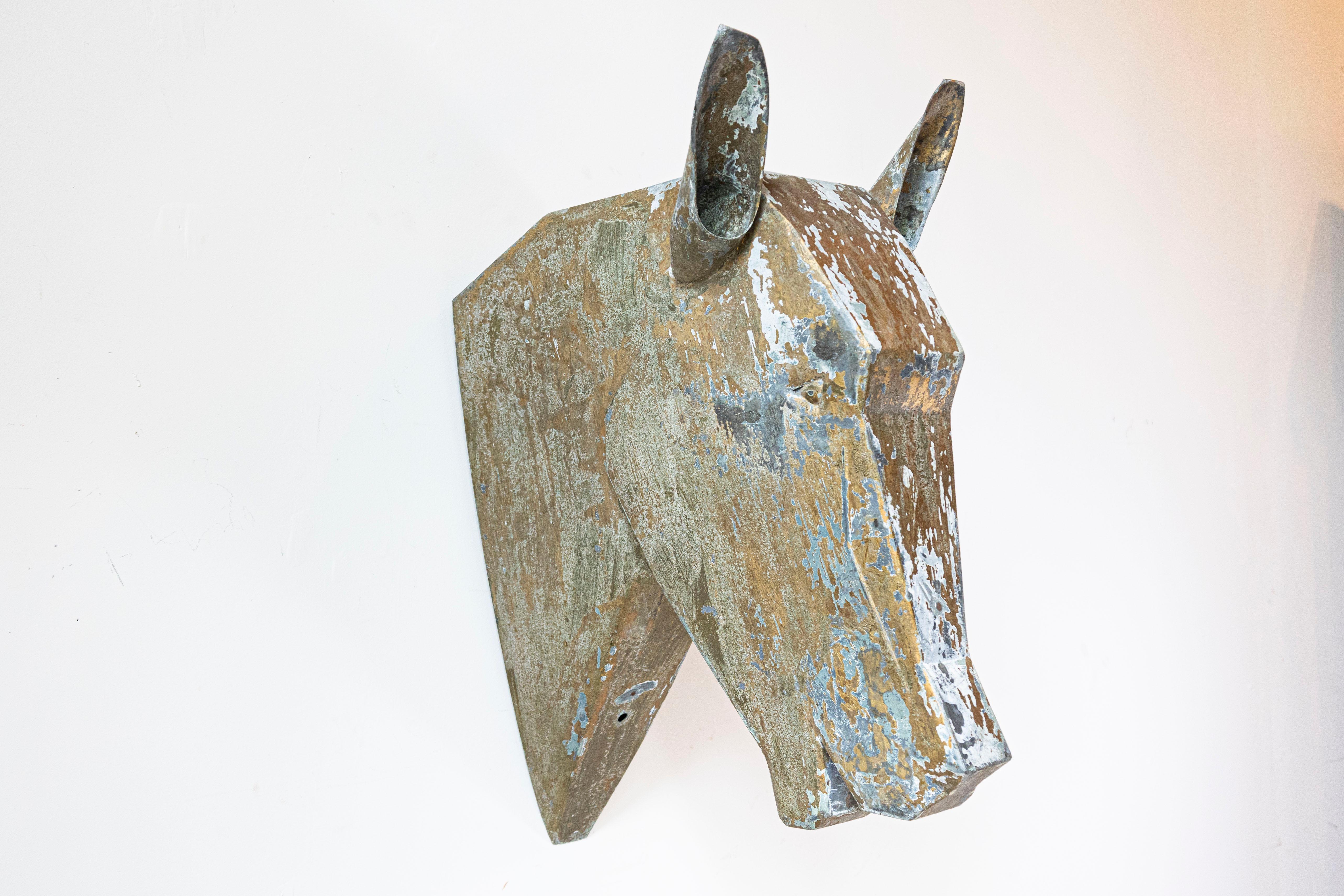 Französische Pferdekopfskulptur aus vergoldetem Zink von 1890 mit kantigen Zügen und Patina (19. Jahrhundert) im Angebot