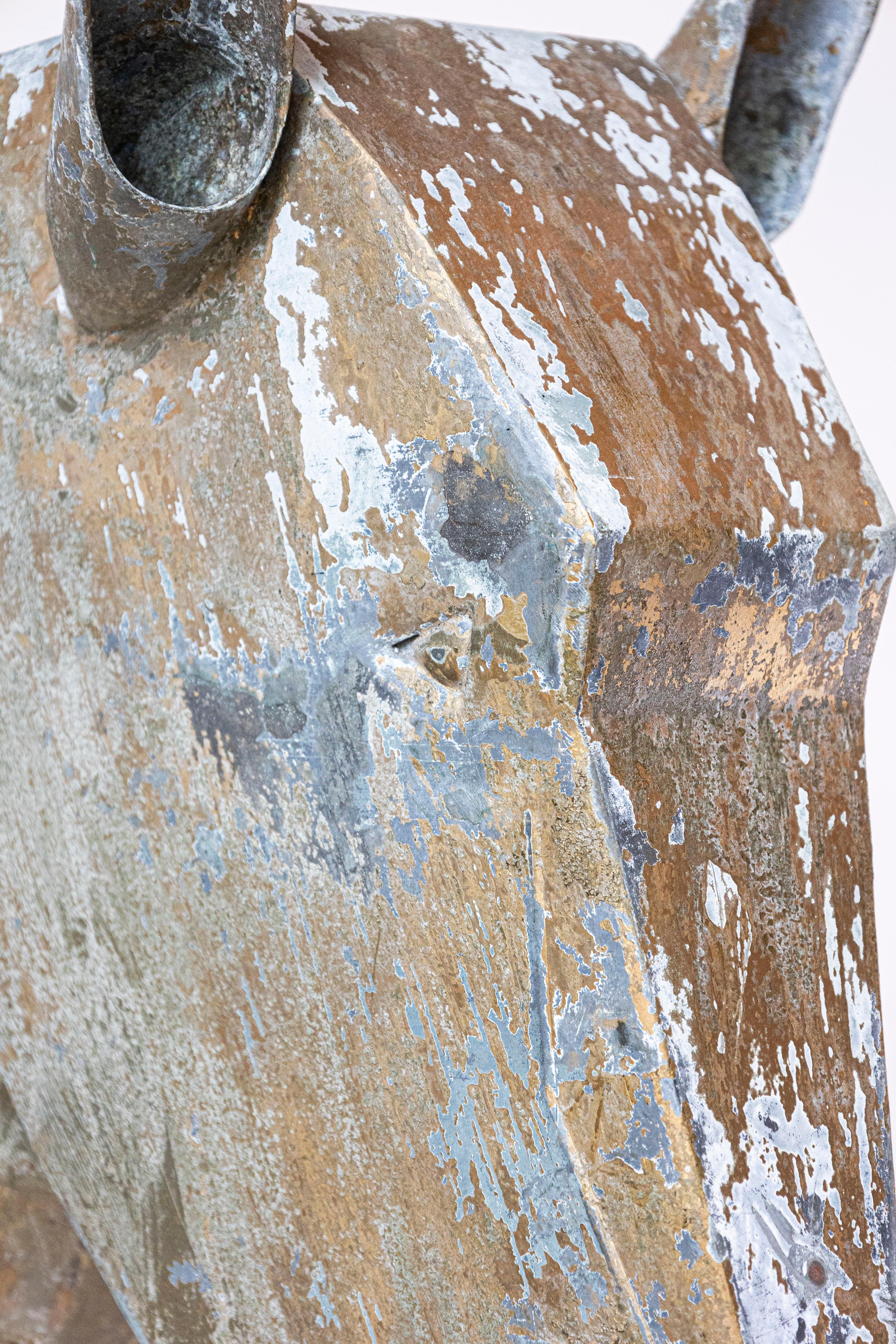 Französische Pferdekopfskulptur aus vergoldetem Zink von 1890 mit kantigen Zügen und Patina im Angebot 2