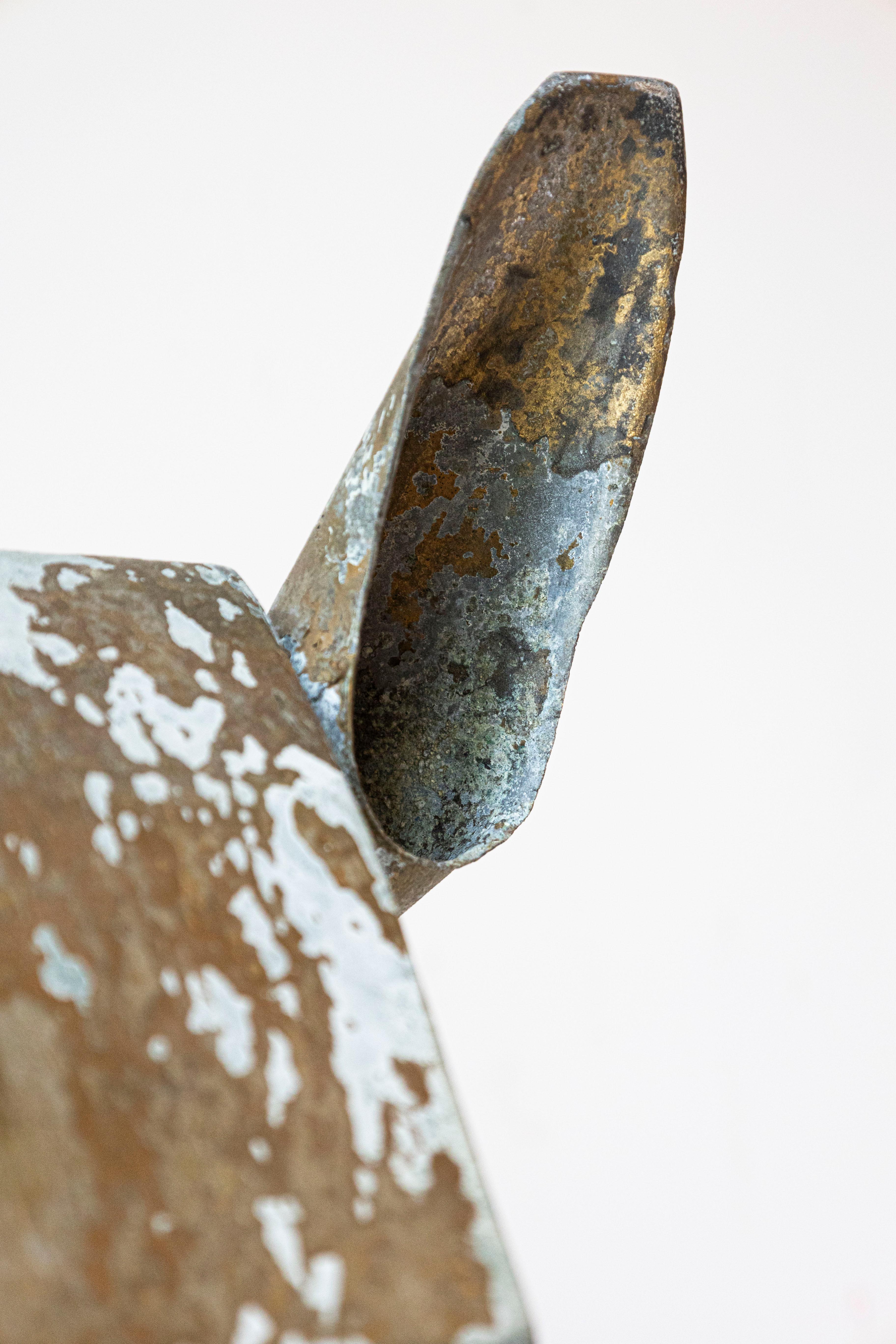 Französische Pferdekopfskulptur aus vergoldetem Zink von 1890 mit kantigen Zügen und Patina im Angebot 4