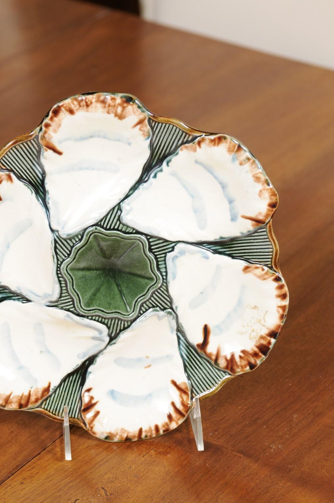 Assiette à huîtres Longchamp Terre de Fer émaillée des années 1890 avec fleur Bon état à Atlanta, GA