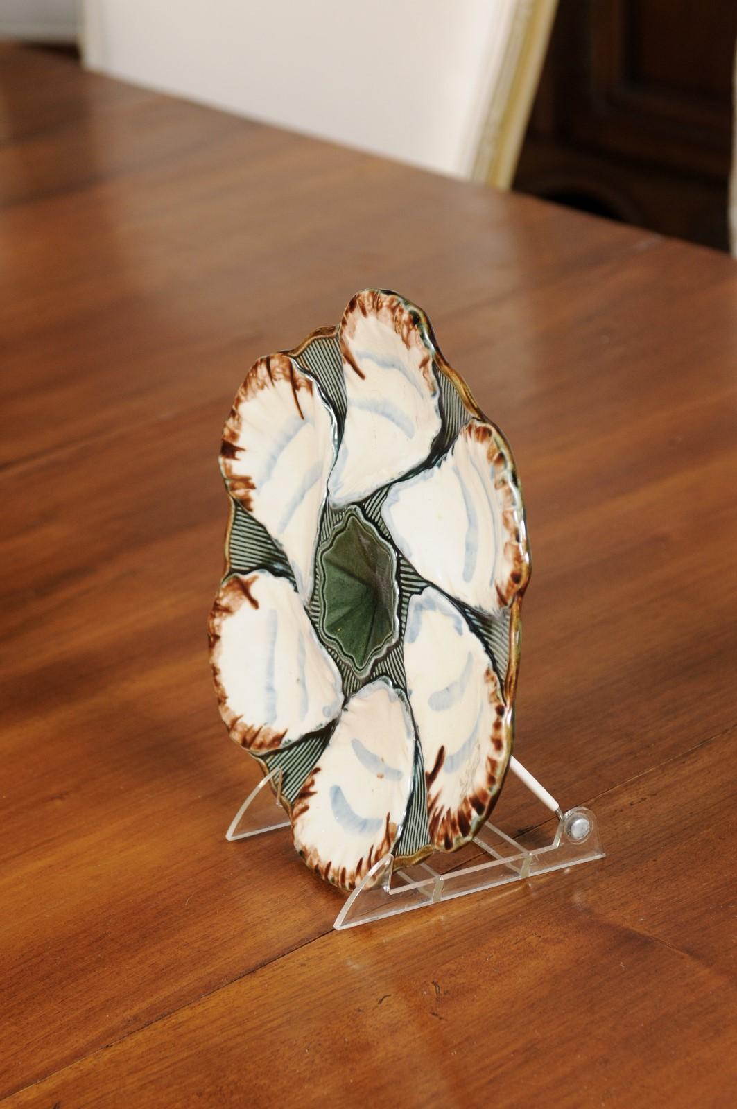 Majolique Assiette à huîtres Longchamp Terre de Fer émaillée des années 1890 avec fleur