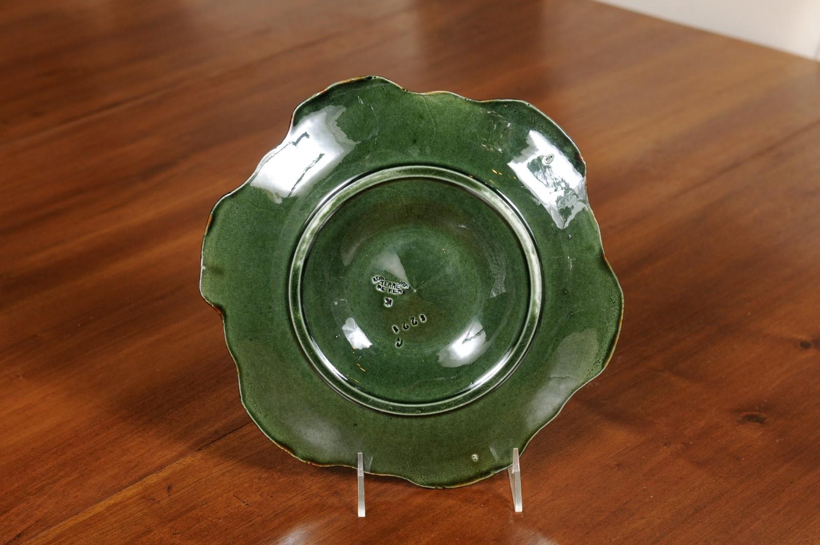 Assiette à huîtres Longchamp Terre de Fer émaillée des années 1890 avec fleur 2