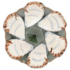 Plato de ostra Longchamp Terre de Fer de mayólica esmaltada francesa de la década de 1890 con flor