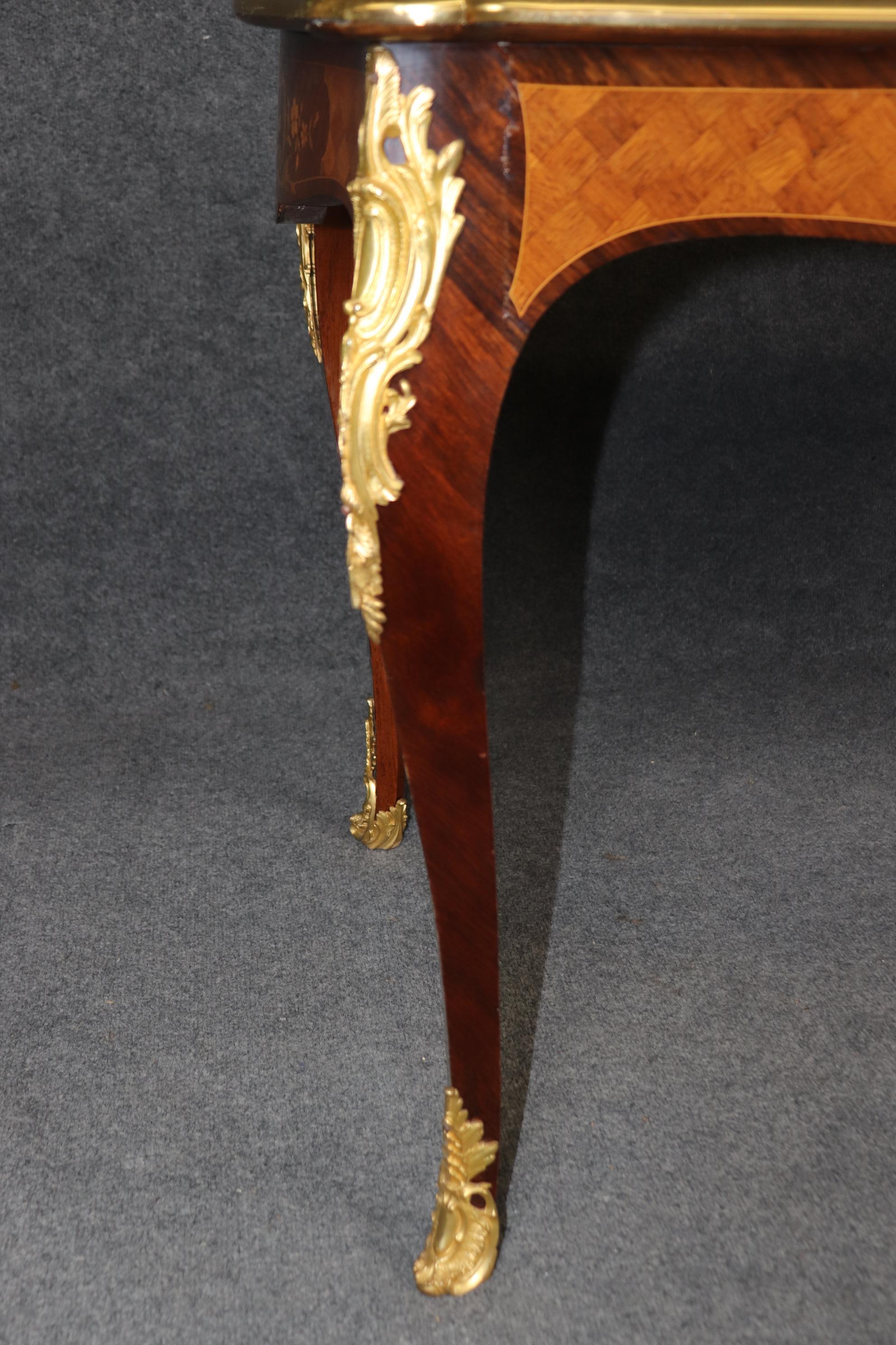 Tavolo da scrittura francese del 1890 intarsiato Luigi XV con montatura in bronzo e lucidatura francese in vendita 4