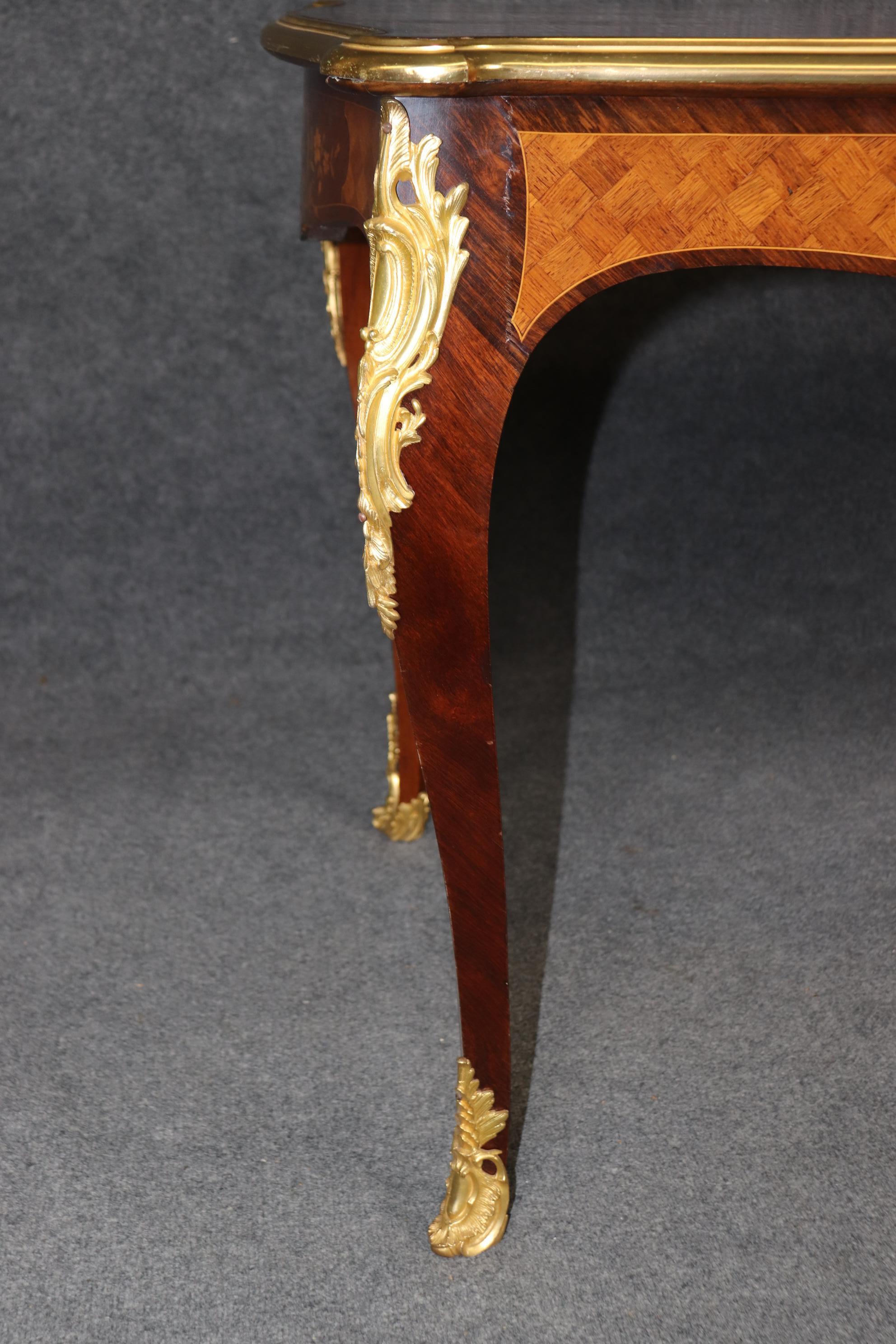 Tavolo da scrittura francese del 1890 intarsiato Luigi XV con montatura in bronzo e lucidatura francese in vendita 5