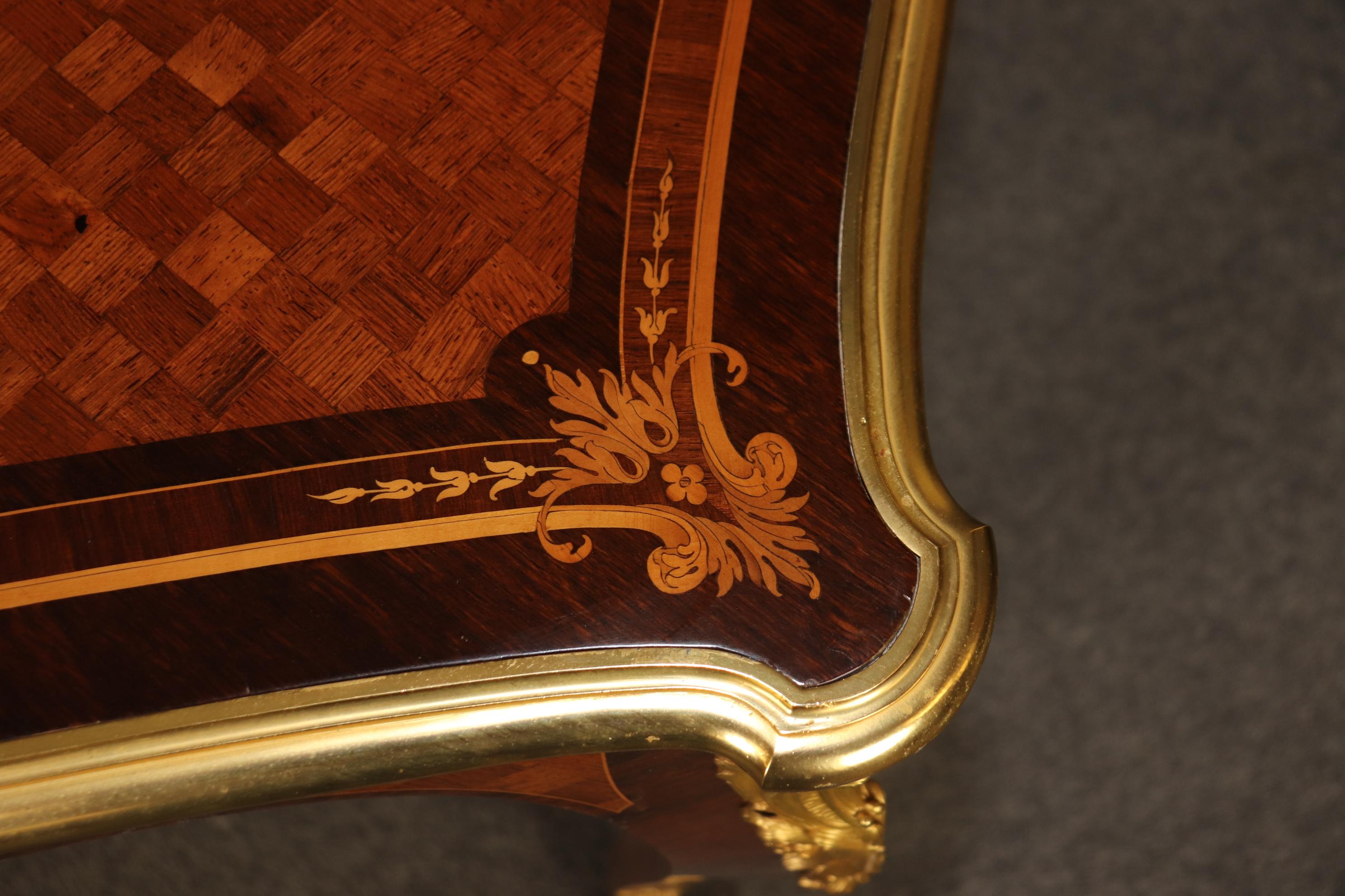 Tavolo da scrittura francese del 1890 intarsiato Luigi XV con montatura in bronzo e lucidatura francese in vendita 7