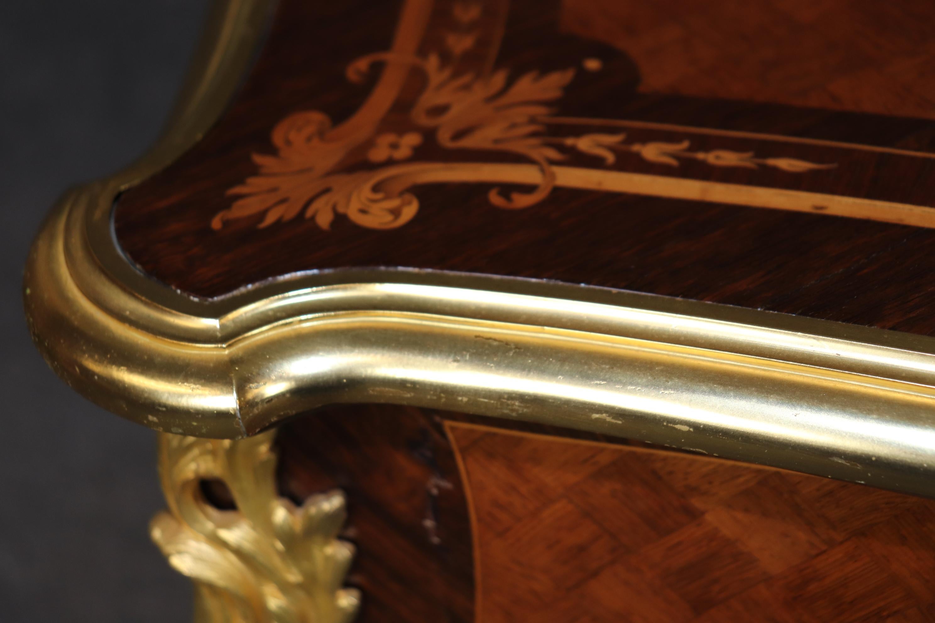 Tavolo da scrittura francese del 1890 intarsiato Luigi XV con montatura in bronzo e lucidatura francese in vendita 9