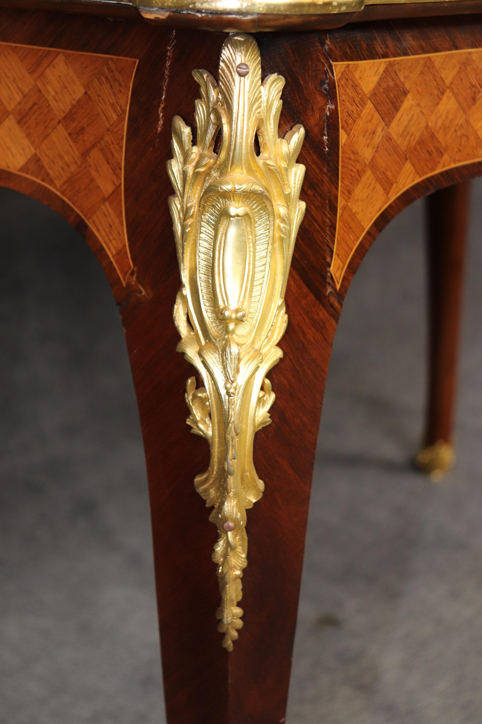 Tavolo da scrittura francese del 1890 intarsiato Luigi XV con montatura in bronzo e lucidatura francese in vendita 10