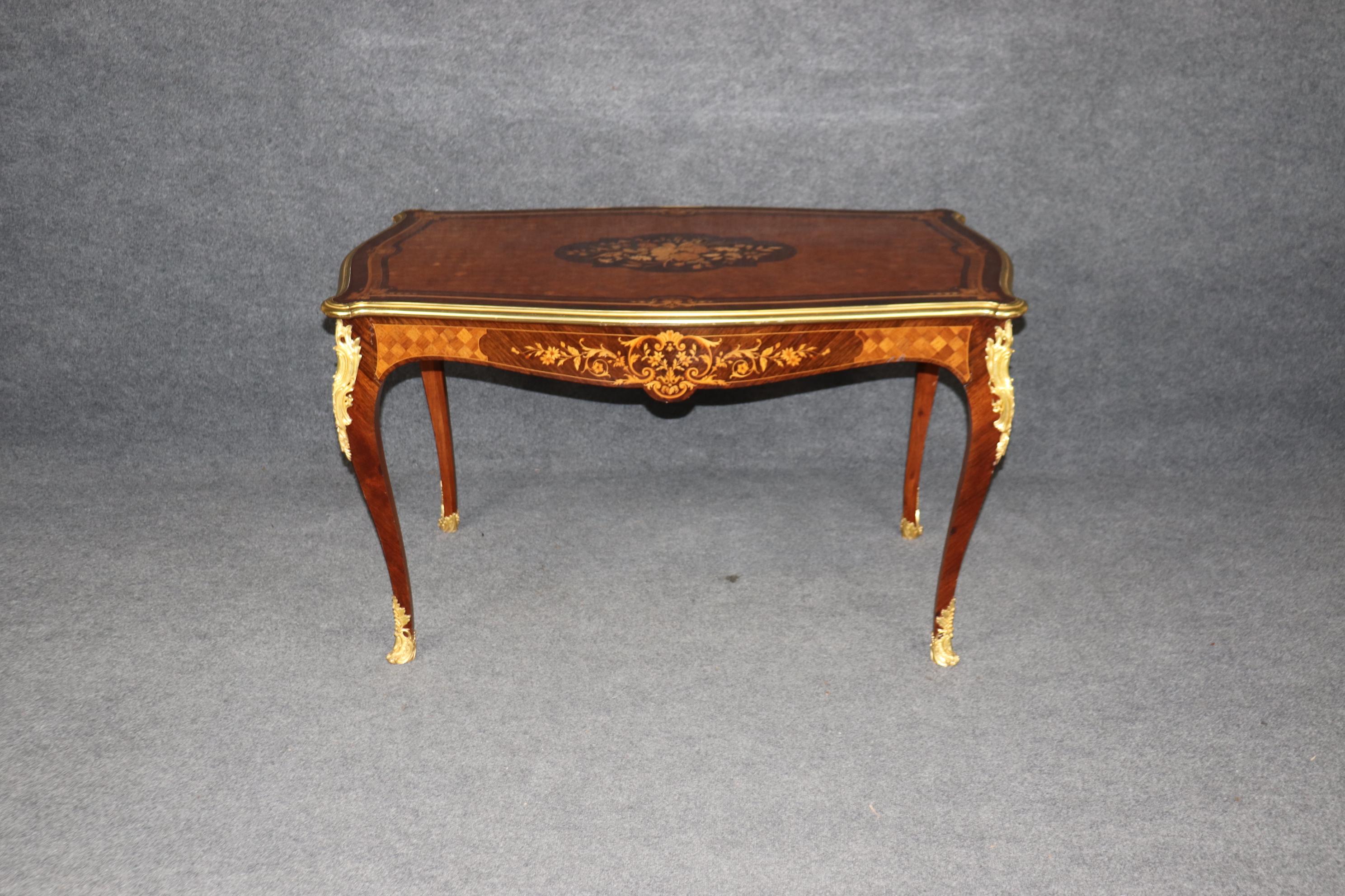 Tavolo da scrittura francese del 1890 intarsiato Luigi XV con montatura in bronzo e lucidatura francese In condizioni buone in vendita a Swedesboro, NJ