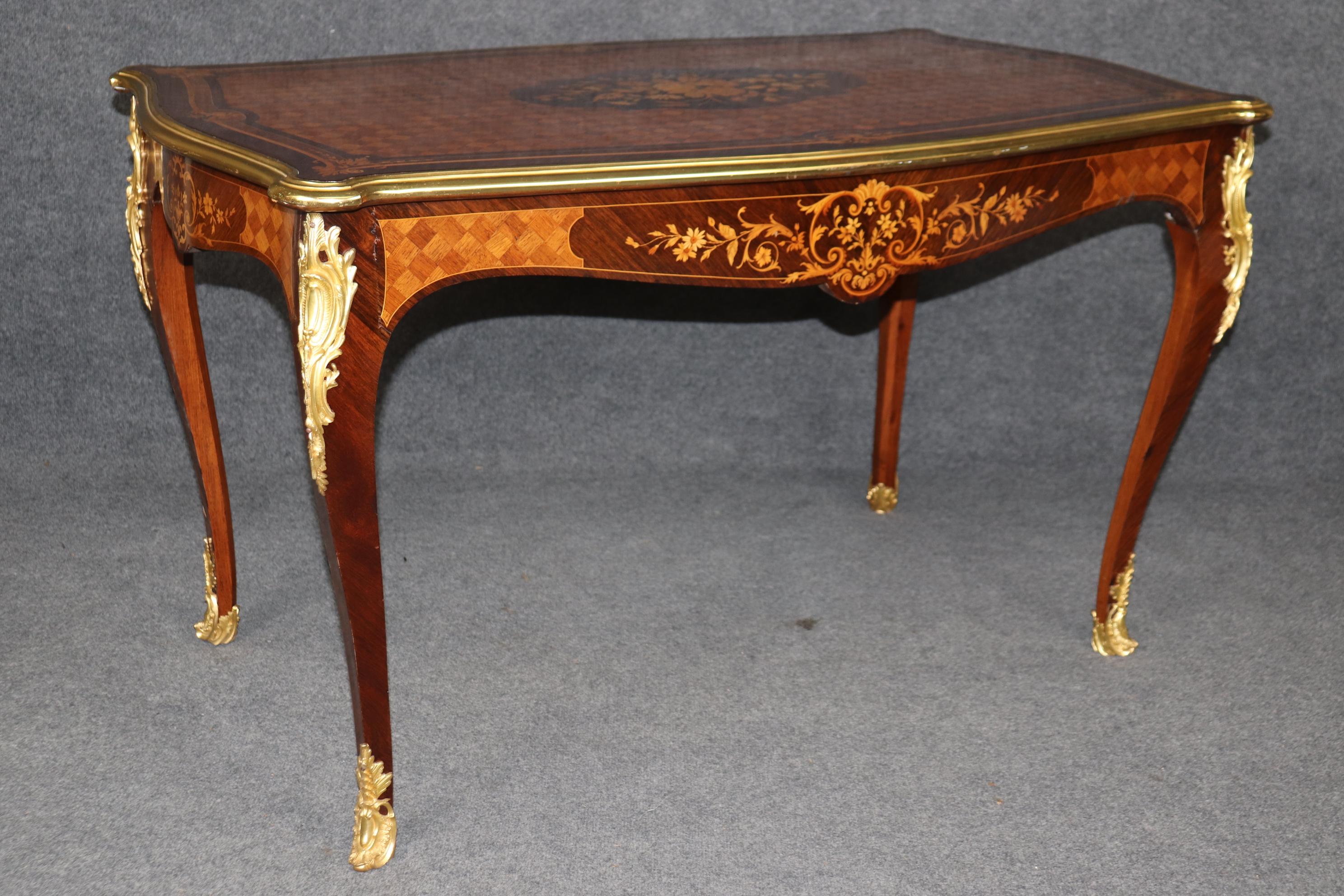 Fine XIX secolo Tavolo da scrittura francese del 1890 intarsiato Luigi XV con montatura in bronzo e lucidatura francese in vendita
