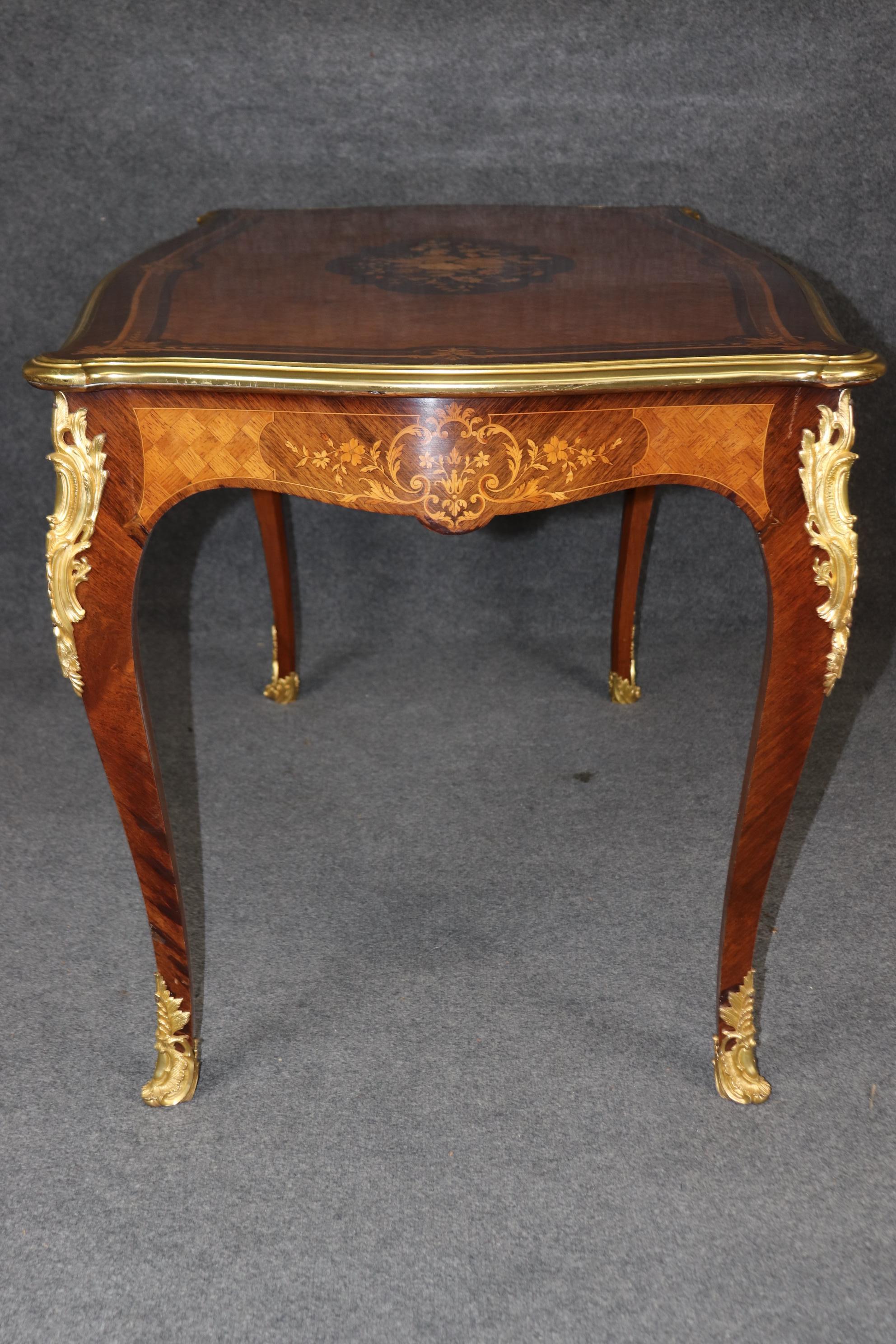 Bronzo Tavolo da scrittura francese del 1890 intarsiato Luigi XV con montatura in bronzo e lucidatura francese in vendita