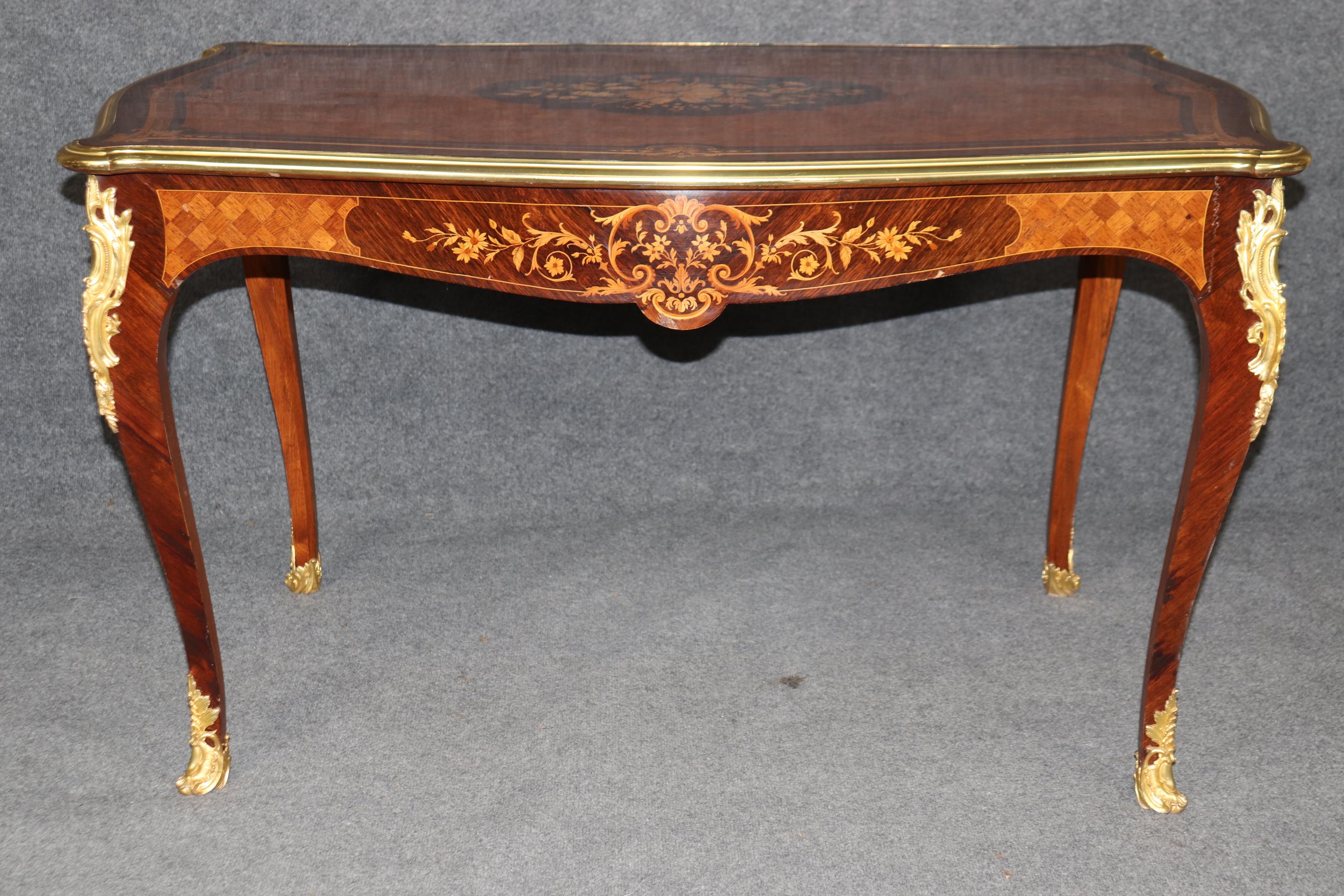 Tavolo da scrittura francese del 1890 intarsiato Luigi XV con montatura in bronzo e lucidatura francese in vendita 1