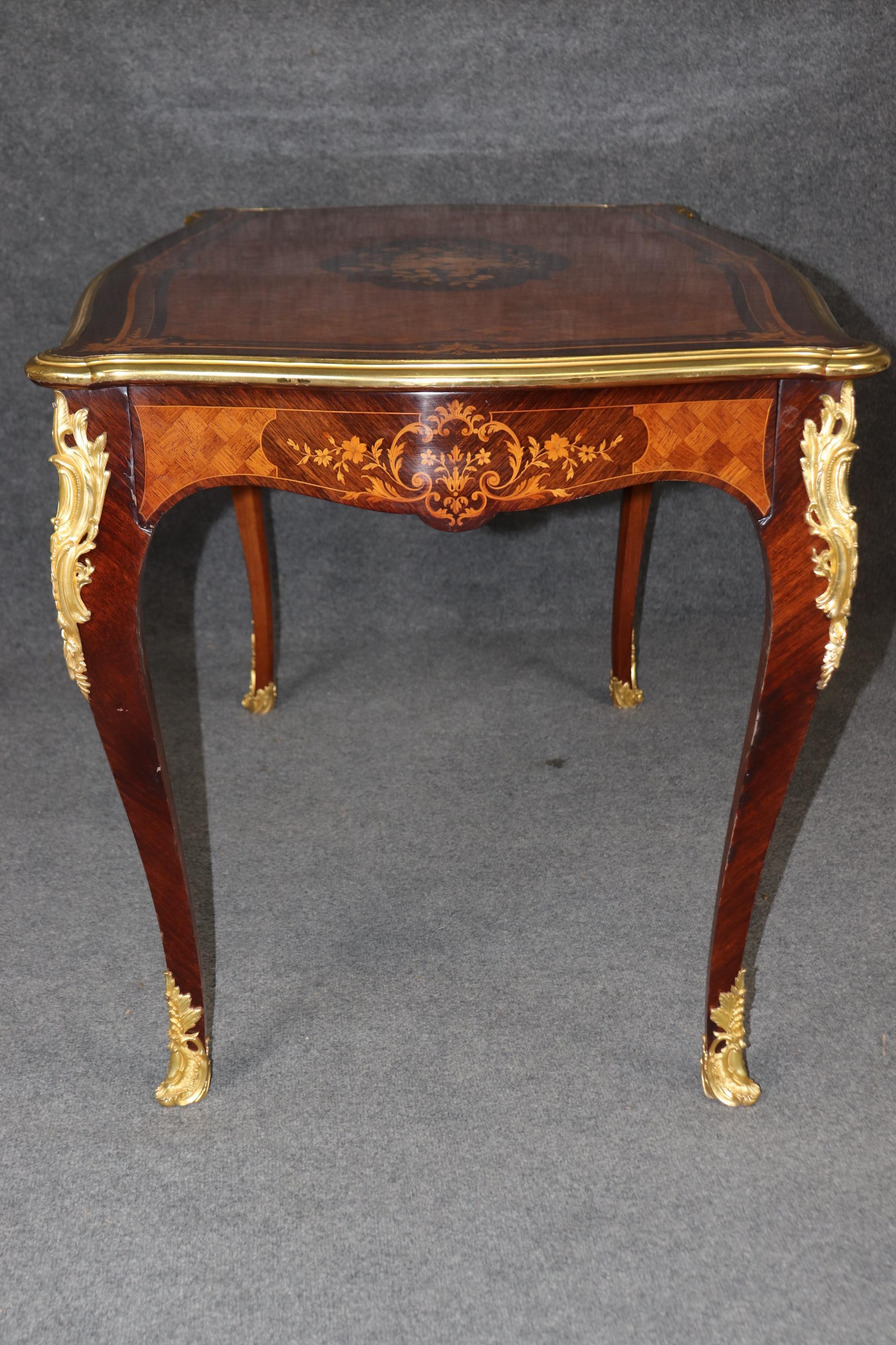 Tavolo da scrittura francese del 1890 intarsiato Luigi XV con montatura in bronzo e lucidatura francese in vendita 2