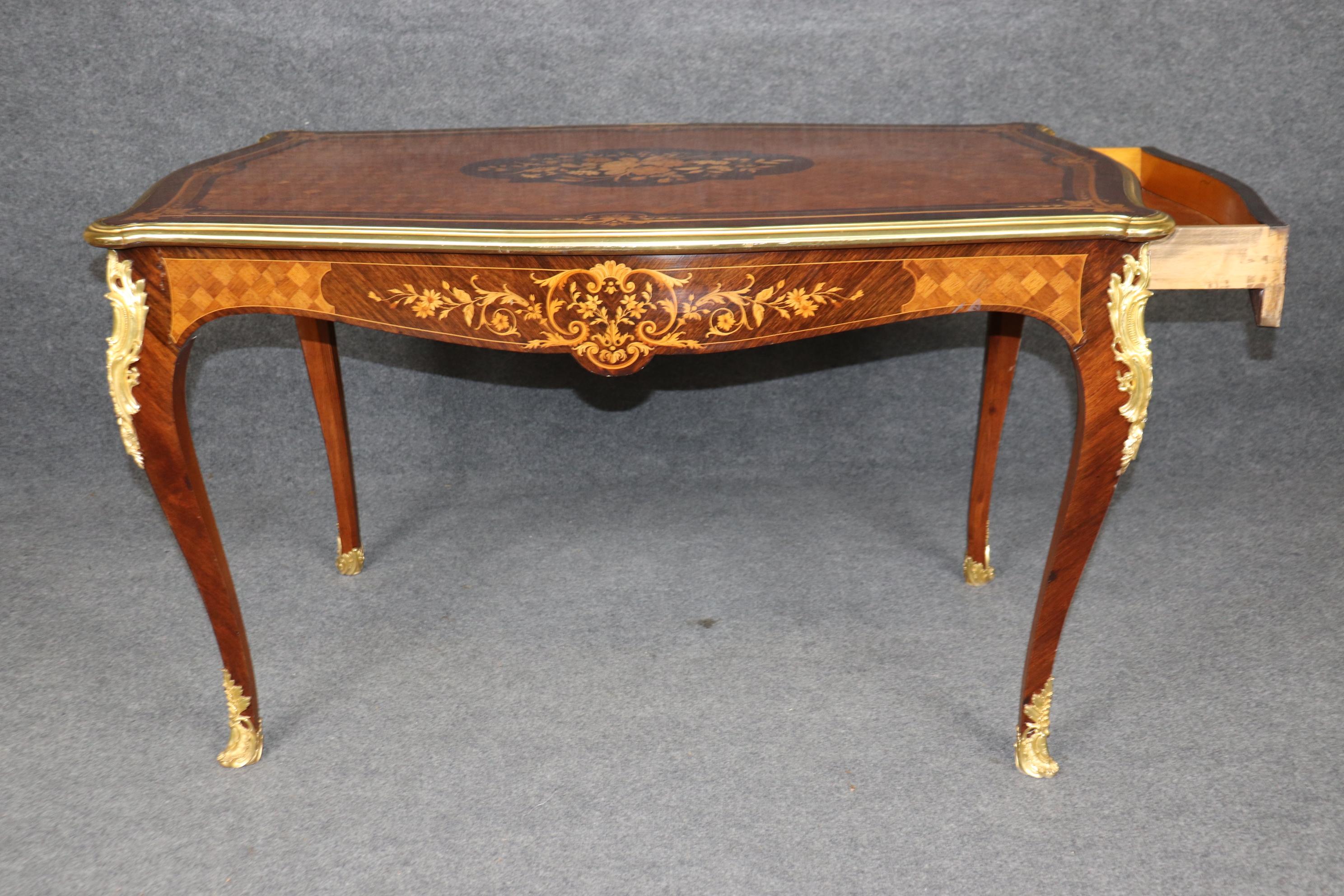 Tavolo da scrittura francese del 1890 intarsiato Luigi XV con montatura in bronzo e lucidatura francese in vendita 3