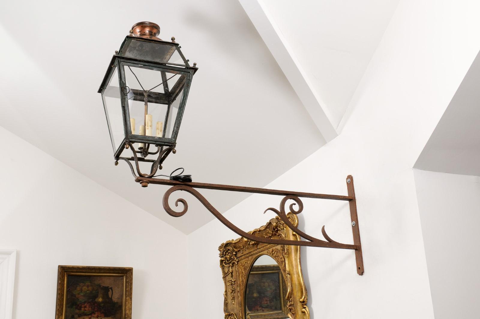 Farol de pared francés de hierro y cobre de la década de 1890 con cuatro luces y ménsula con volutas en venta 4
