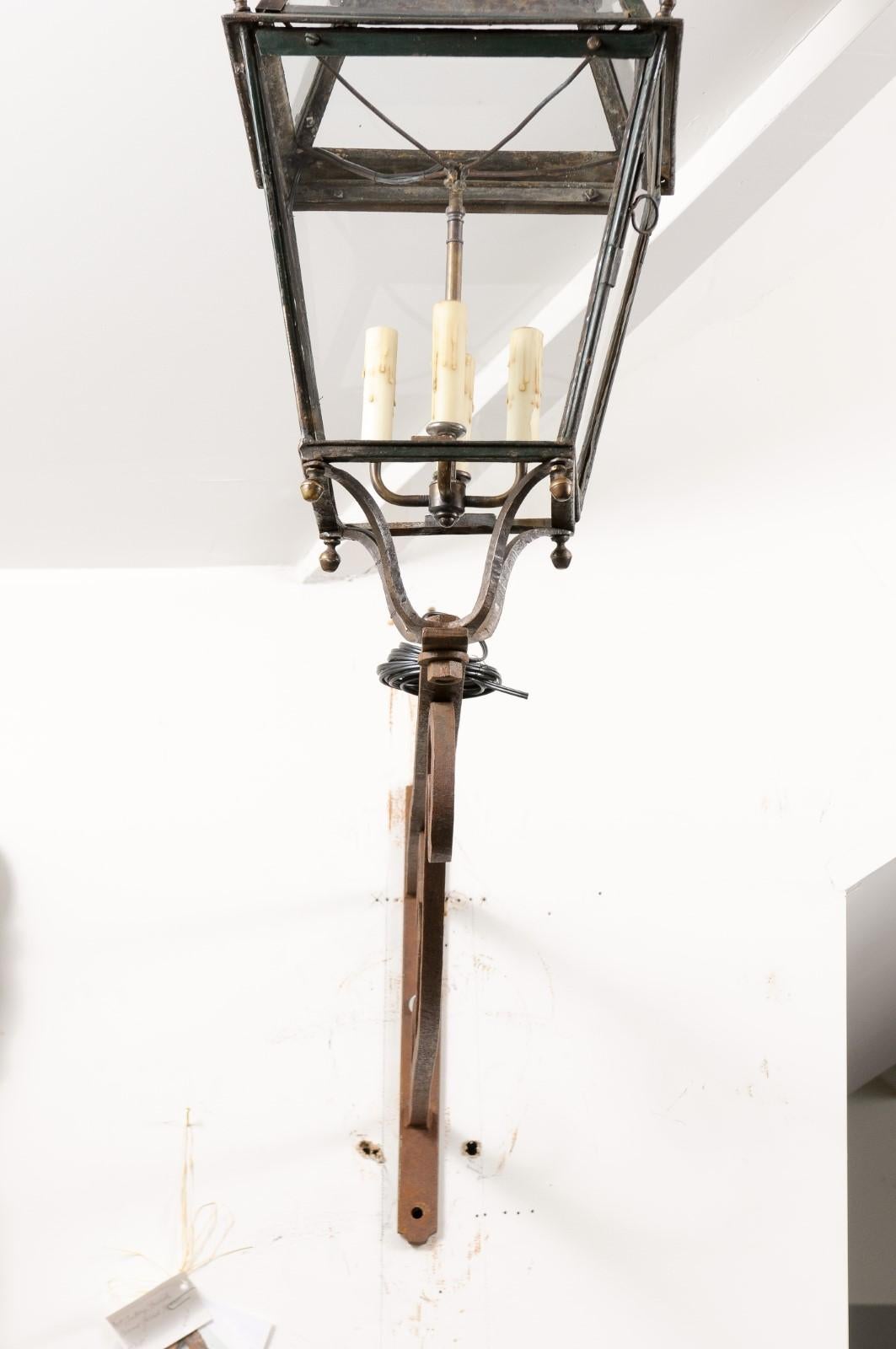 Französische Wandlaterne aus Eisen und Kupfer aus den 1890er Jahren mit vier Lichtern und Schnörkelhalterung im Angebot 7