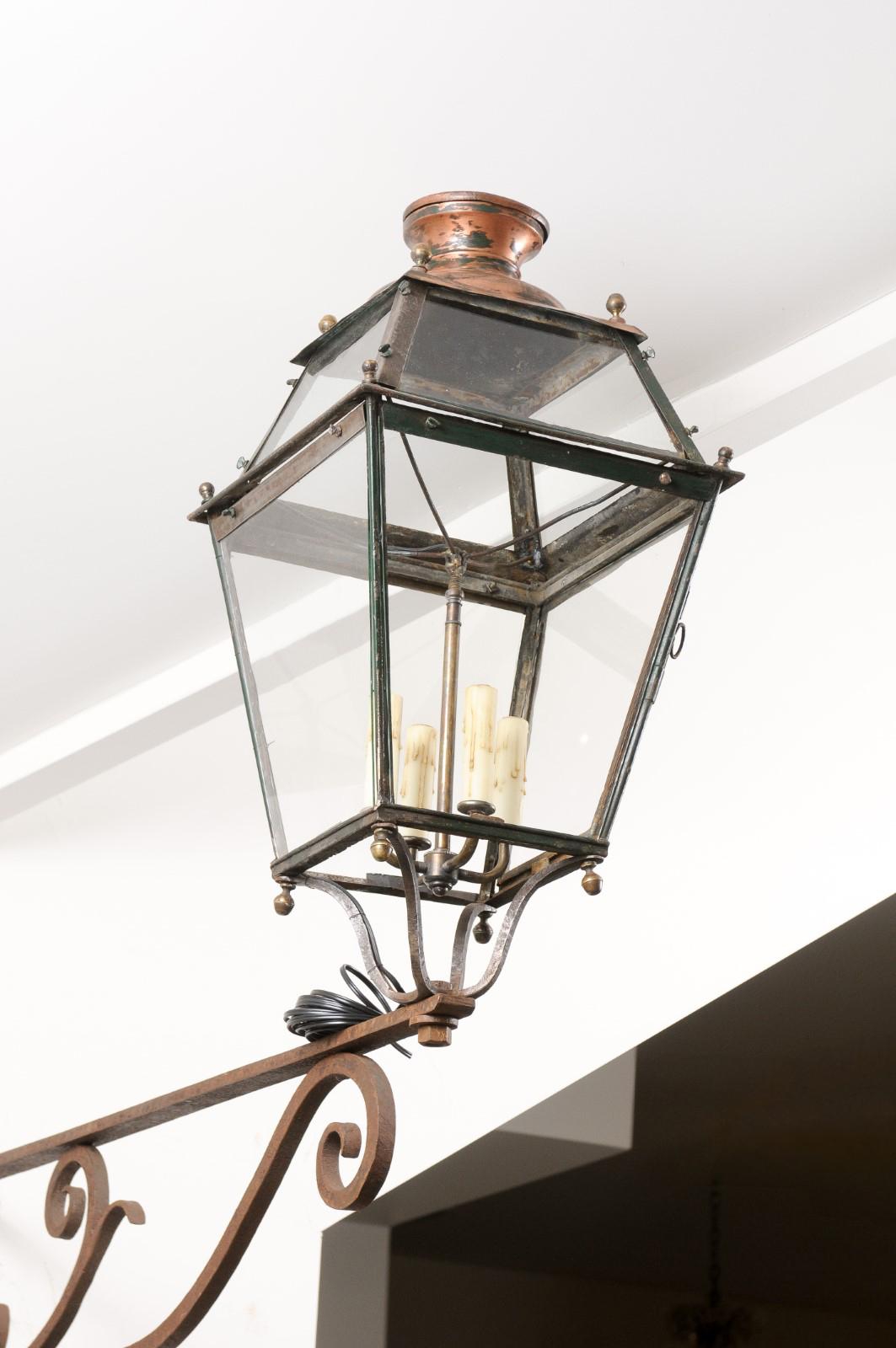 Farol de pared francés de hierro y cobre de la década de 1890 con cuatro luces y ménsula con volutas Francés en venta