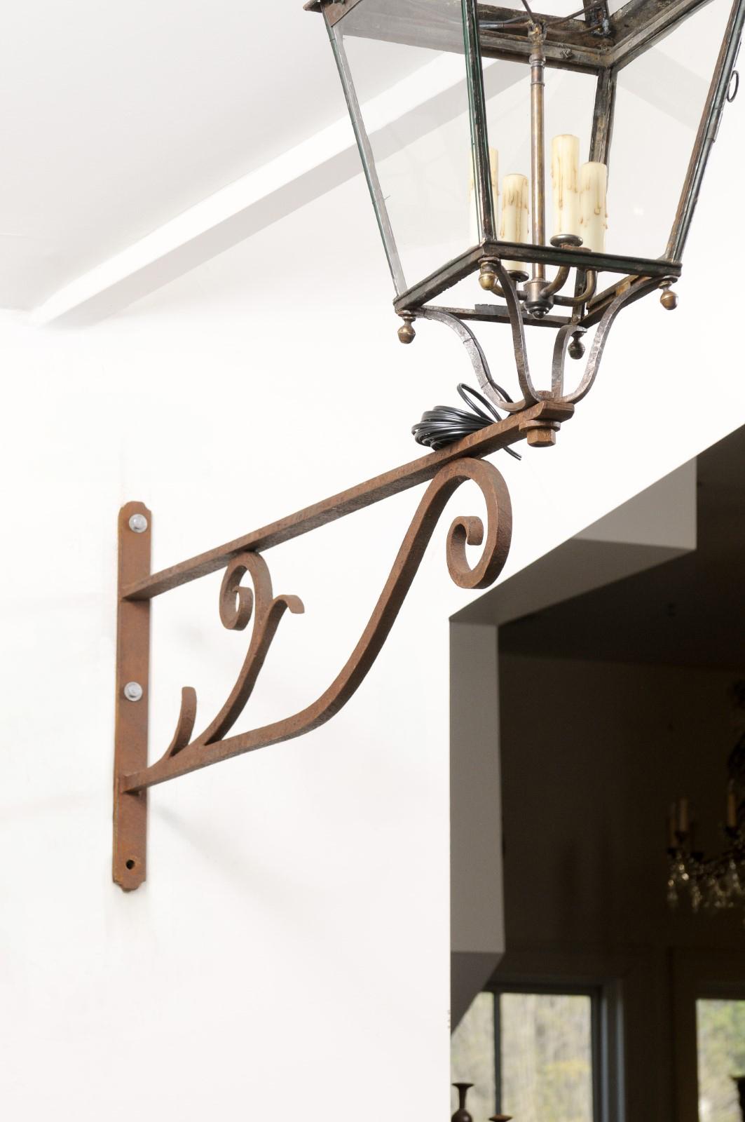 Farol de pared francés de hierro y cobre de la década de 1890 con cuatro luces y ménsula con volutas en Bueno estado para la venta en Atlanta, GA