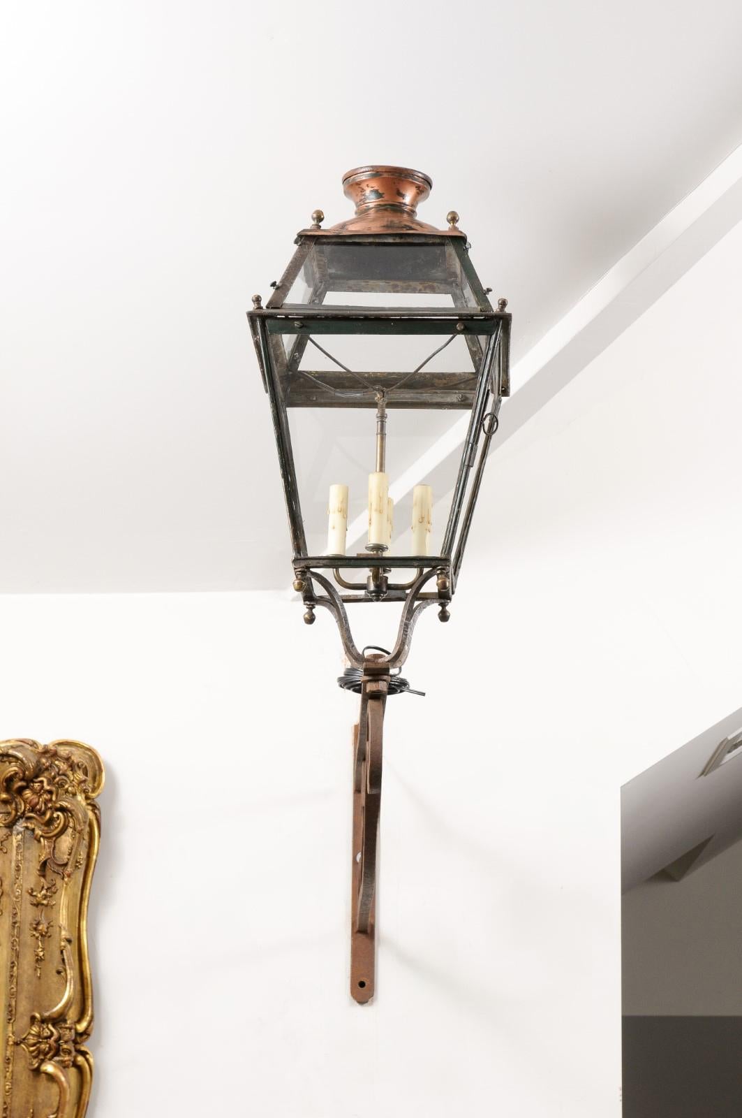 Farol de pared francés de hierro y cobre de la década de 1890 con cuatro luces y ménsula con volutas siglo XIX en venta