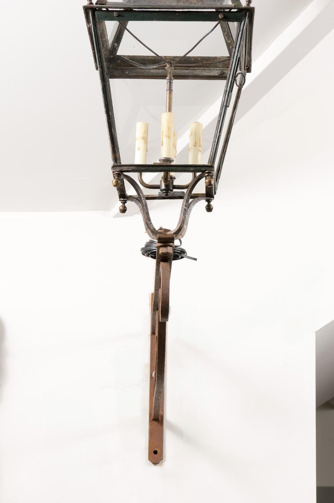 Farol de pared francés de hierro y cobre de la década de 1890 con cuatro luces y ménsula con volutas Latón en venta