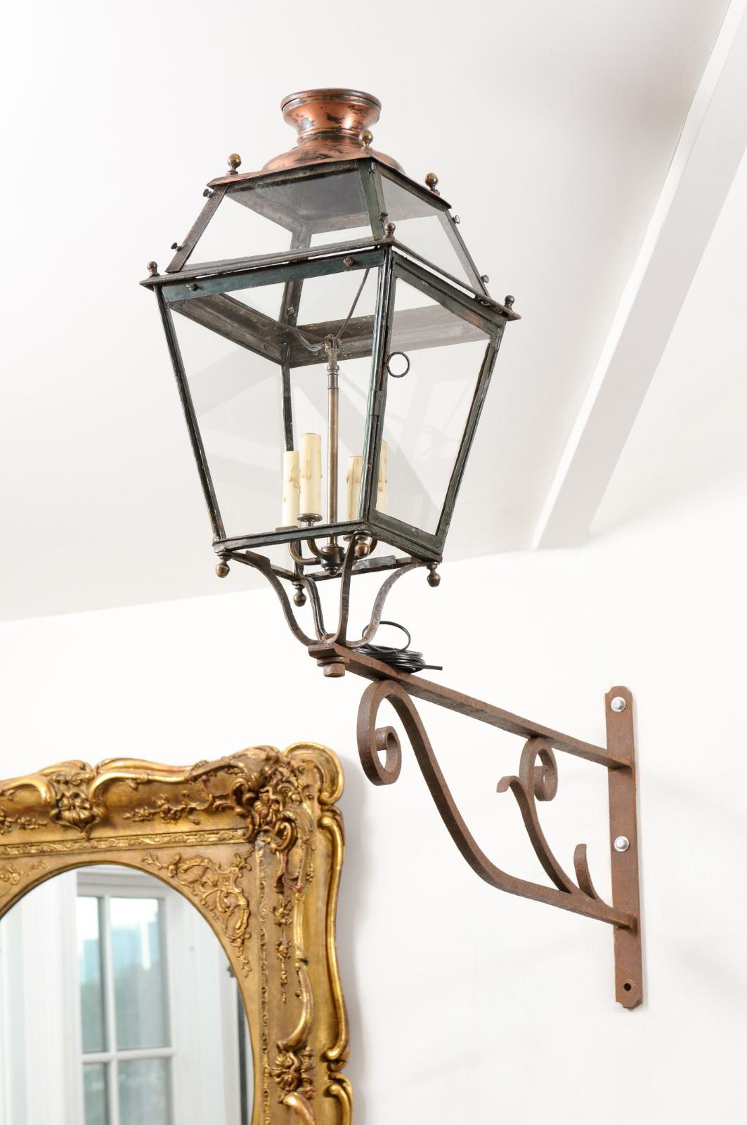 Farol de pared francés de hierro y cobre de la década de 1890 con cuatro luces y ménsula con volutas en venta 1