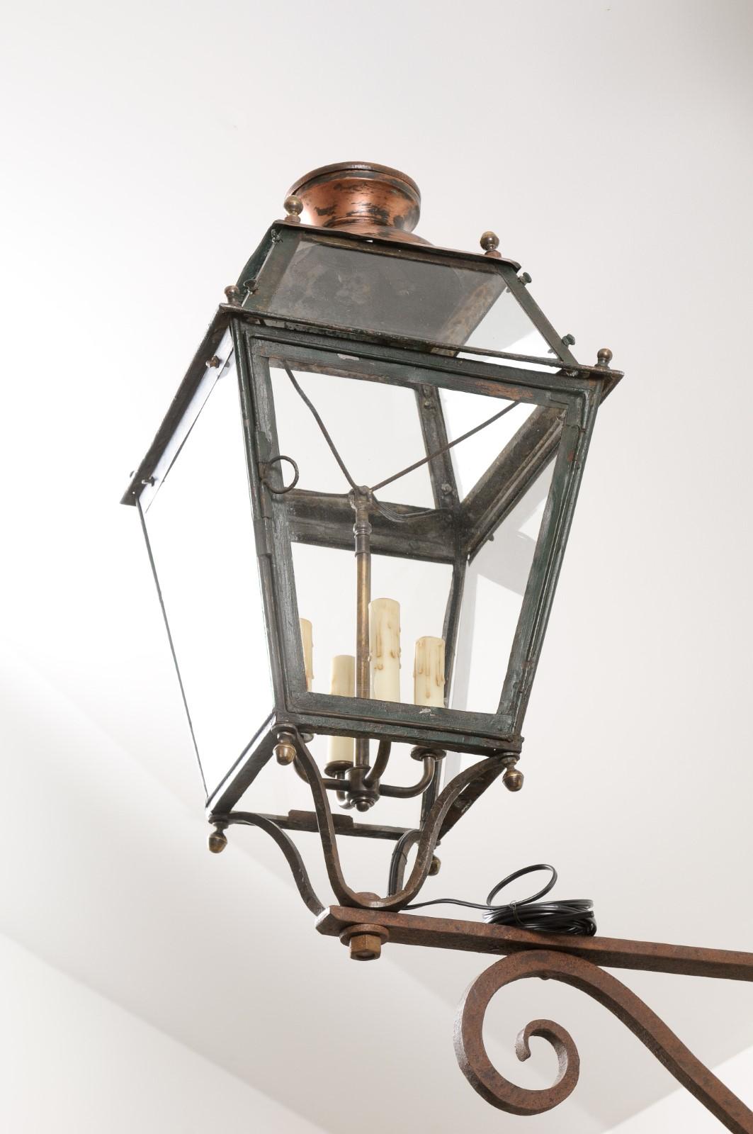 Farol de pared francés de hierro y cobre de la década de 1890 con cuatro luces y ménsula con volutas en venta 2