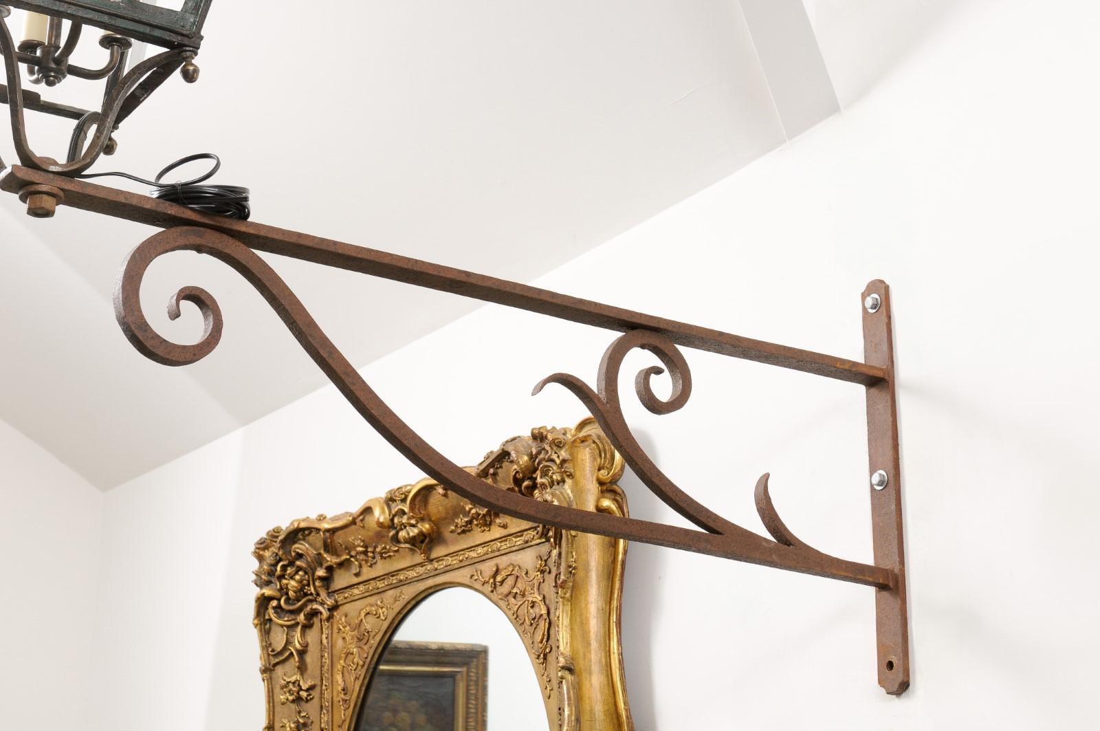 Farol de pared francés de hierro y cobre de la década de 1890 con cuatro luces y ménsula con volutas en venta 3