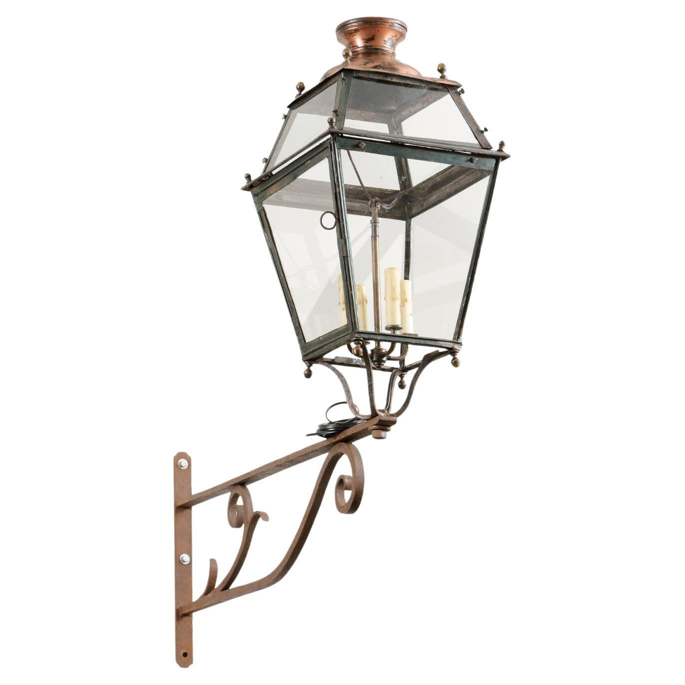 Französische Wandlaterne aus Eisen und Kupfer aus den 1890er-Jahren mit vier Lights und geschwungener Halterung