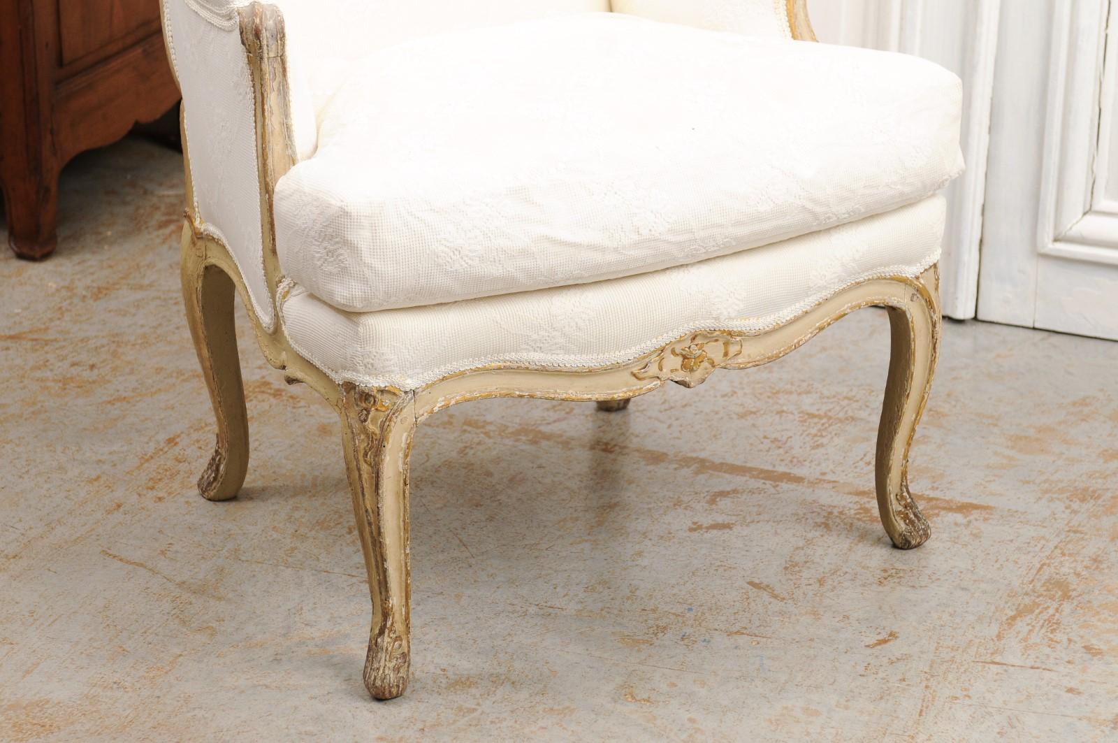French 1890s Louis XV Style Painted and Carved Wooden Bergère with Lace Fabric In Good Condition In Atlanta, GA