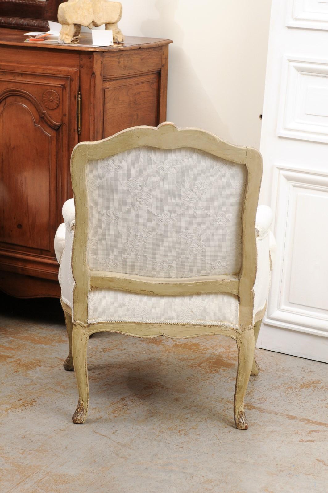 French 1890s Louis XV Style Painted and Carved Wooden Bergère with Lace Fabric 2