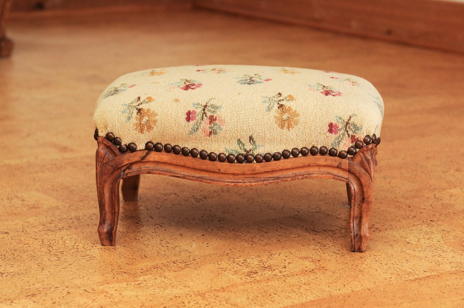 French 1890s Louis XV Style Walnut Footstool with Antique Needlework Tapestry In Good Condition In Atlanta, GA