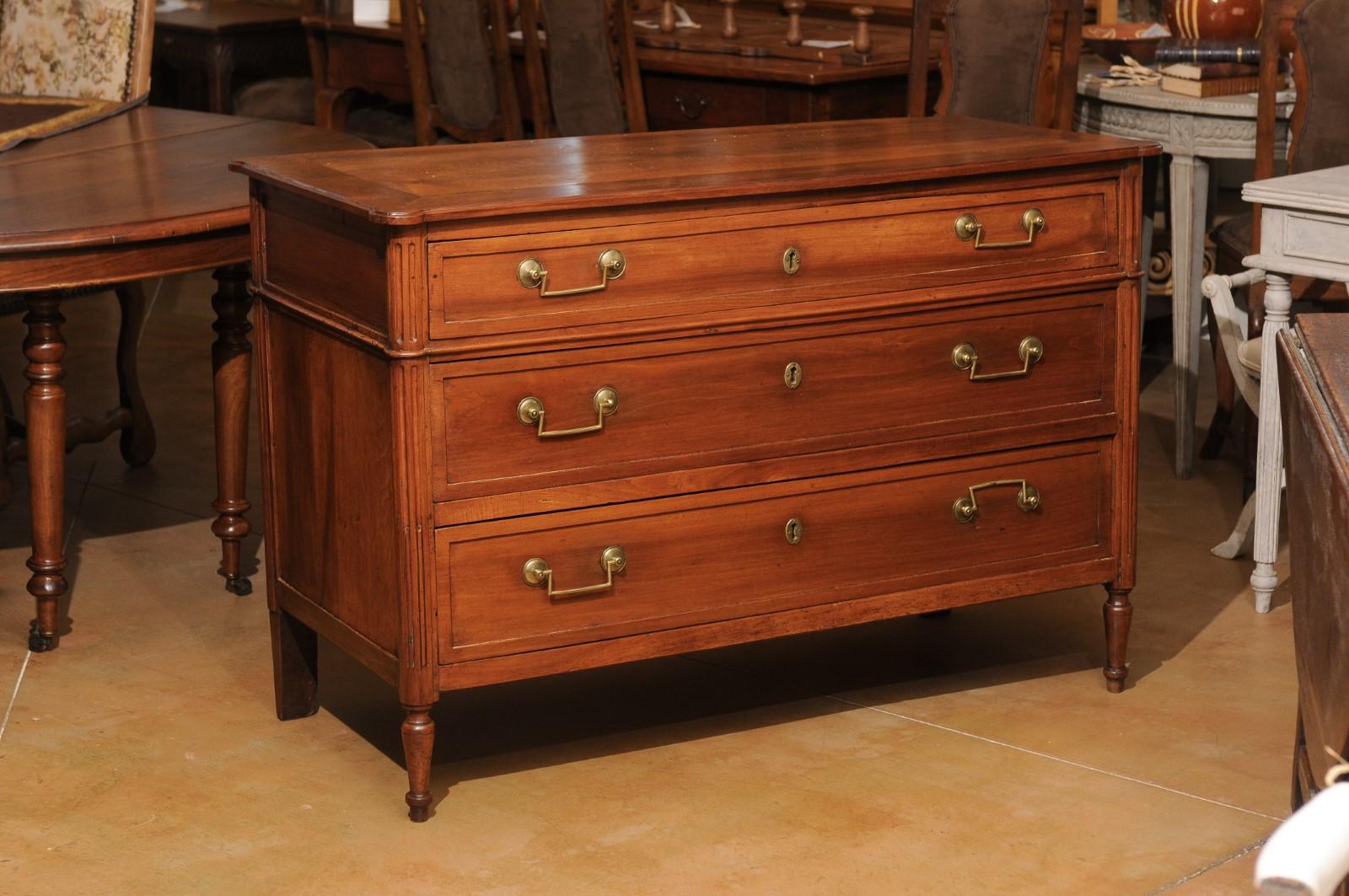 French 1890s Louis XVI Style Three-Drawer Commode with Rounded Fluted Side Posts For Sale 5