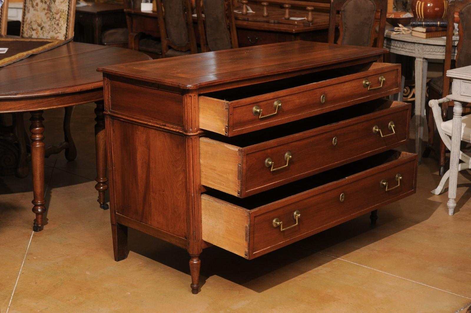 French 1890s Louis XVI Style Three-Drawer Commode with Rounded Fluted Side Posts For Sale 6