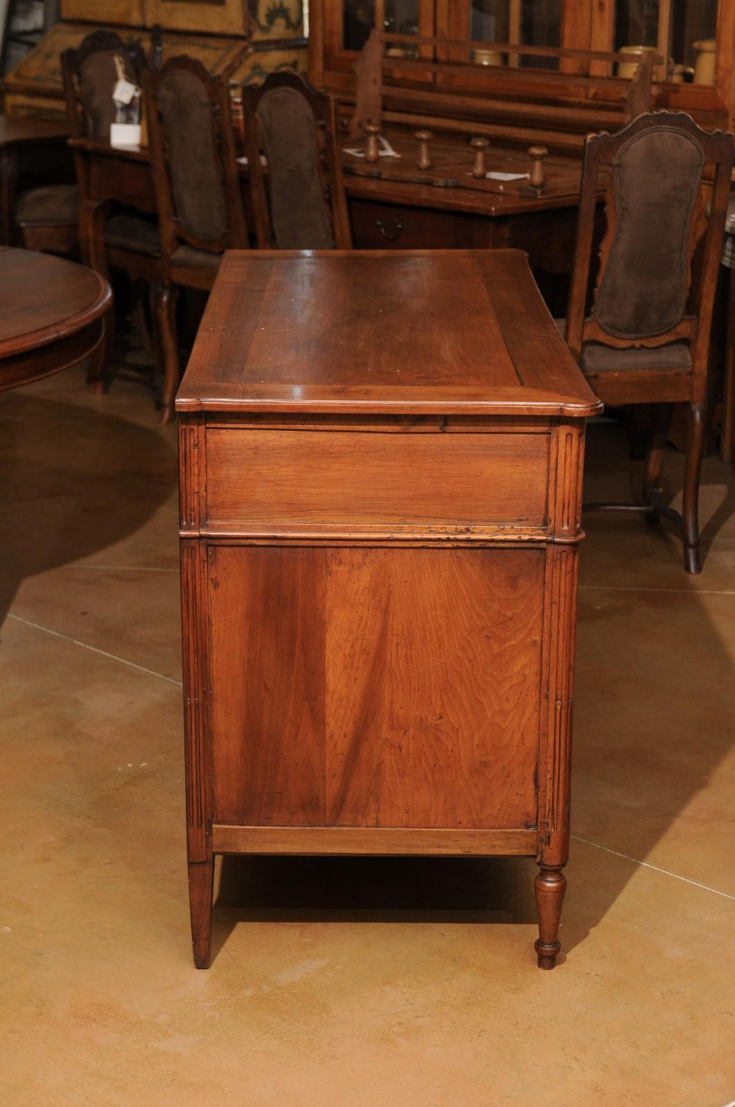 French 1890s Louis XVI Style Three-Drawer Commode with Rounded Fluted Side Posts For Sale 9