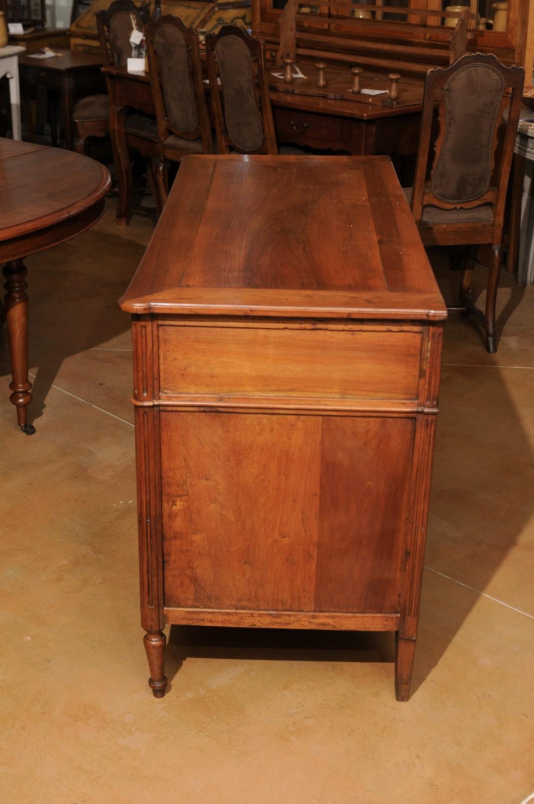 19th Century French 1890s Louis XVI Style Three-Drawer Commode with Rounded Fluted Side Posts For Sale