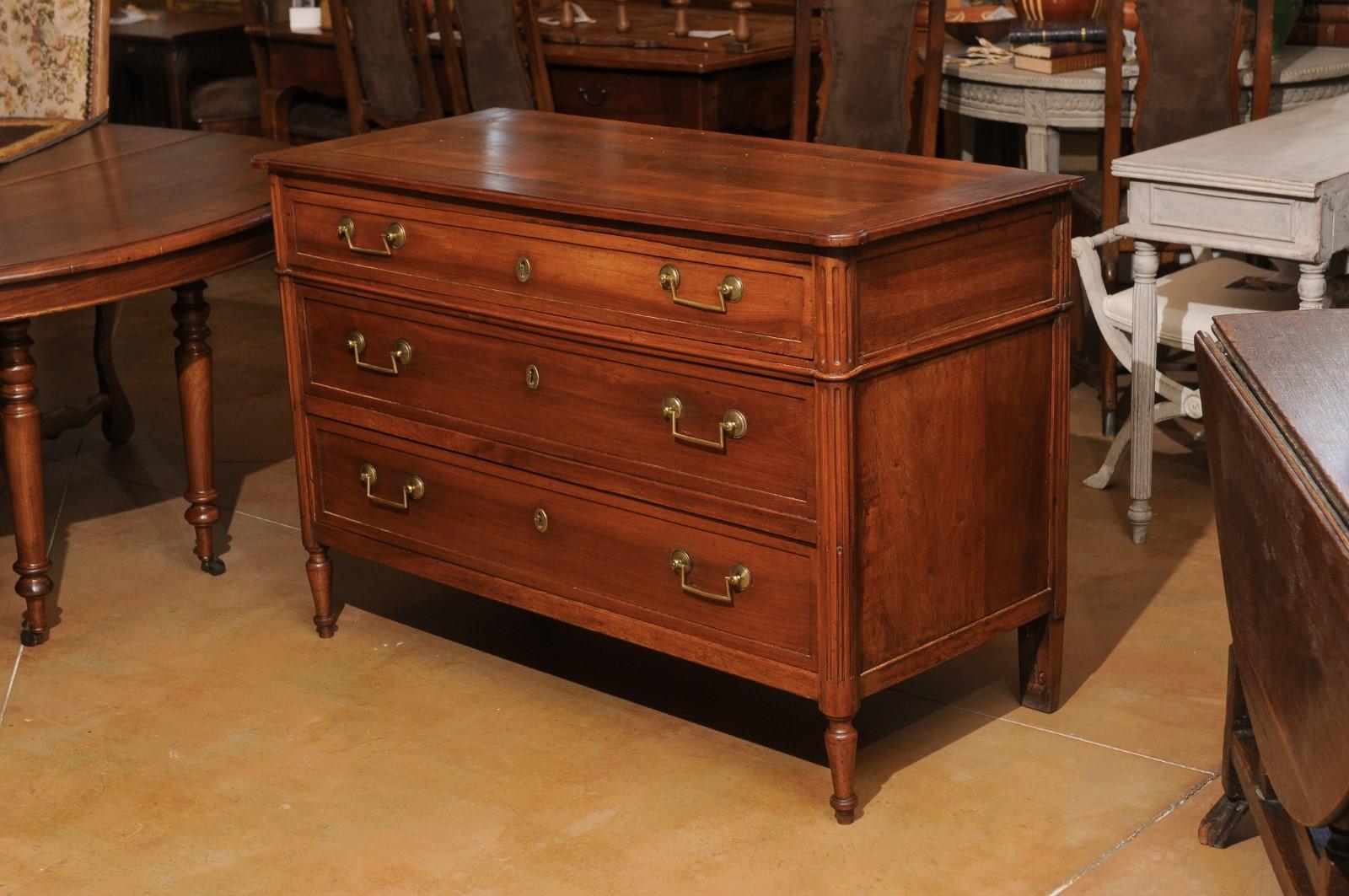 French 1890s Louis XVI Style Three-Drawer Commode with Rounded Fluted Side Posts For Sale 1