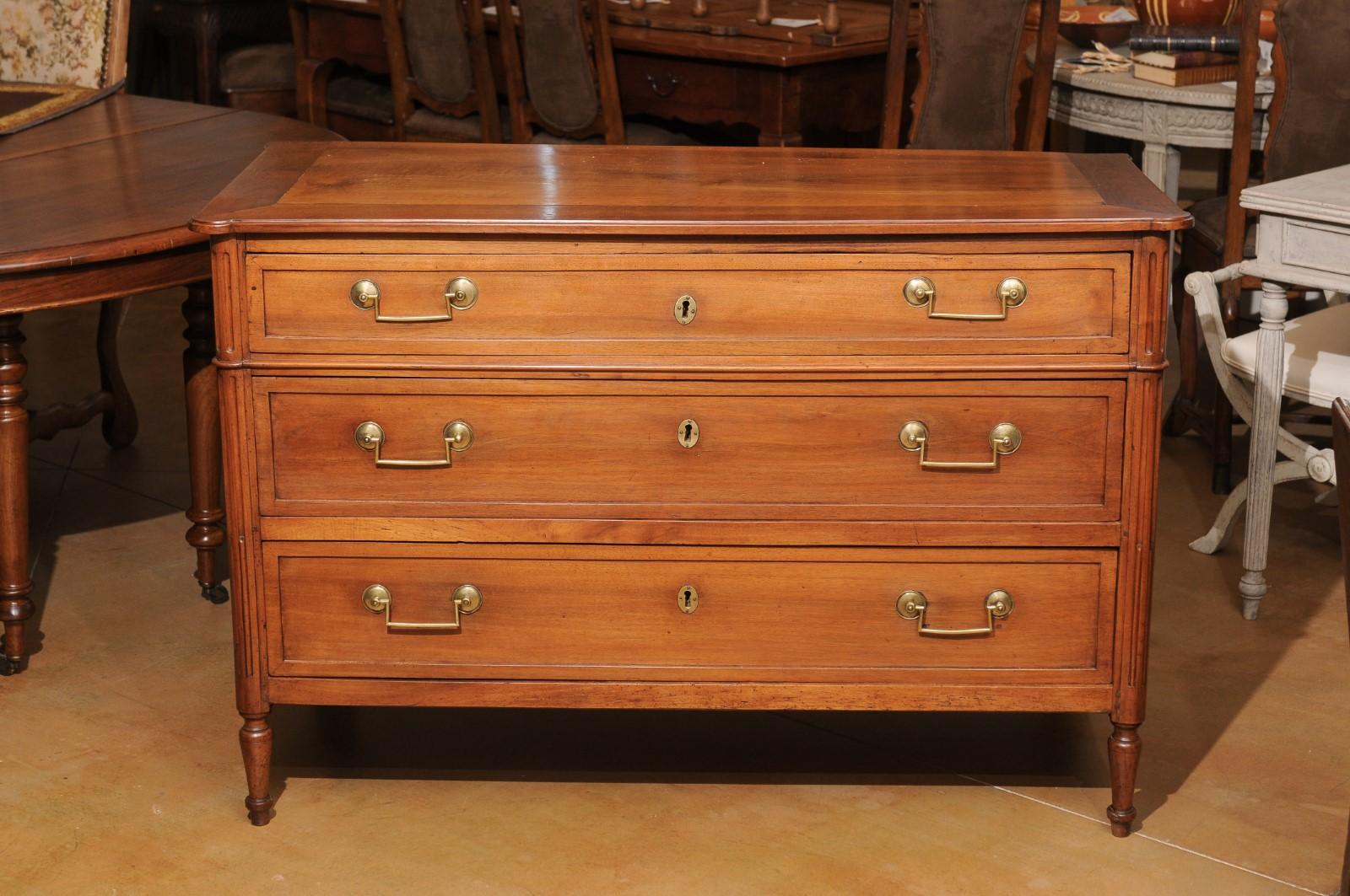 French 1890s Louis XVI Style Three-Drawer Commode with Rounded Fluted Side Posts For Sale 2