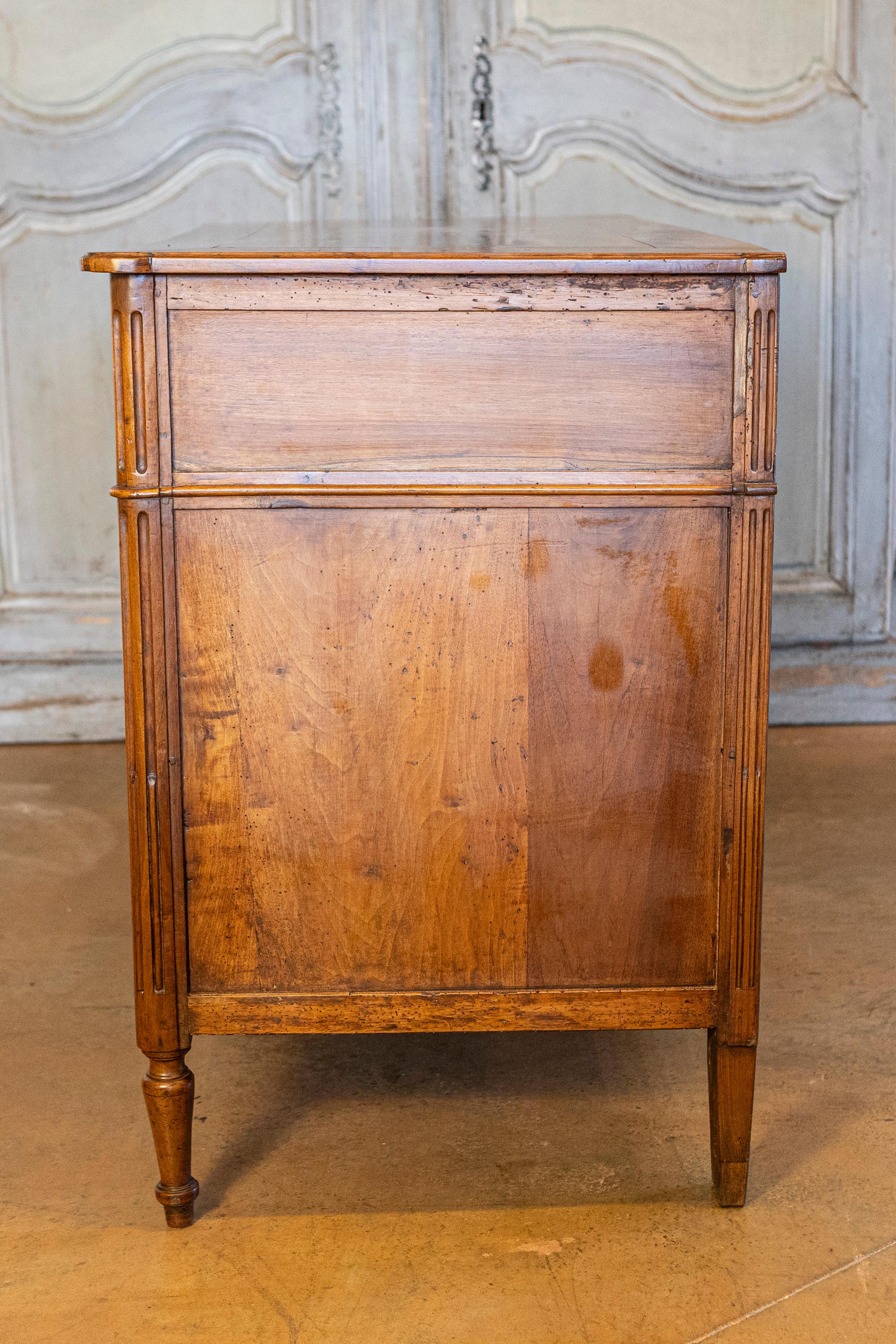 Französische Kommode im Louis-XVI-Stil aus den 1890er Jahren mit drei Schubladen und gerundeten, kannelierten Seitenpfosten im Angebot 1