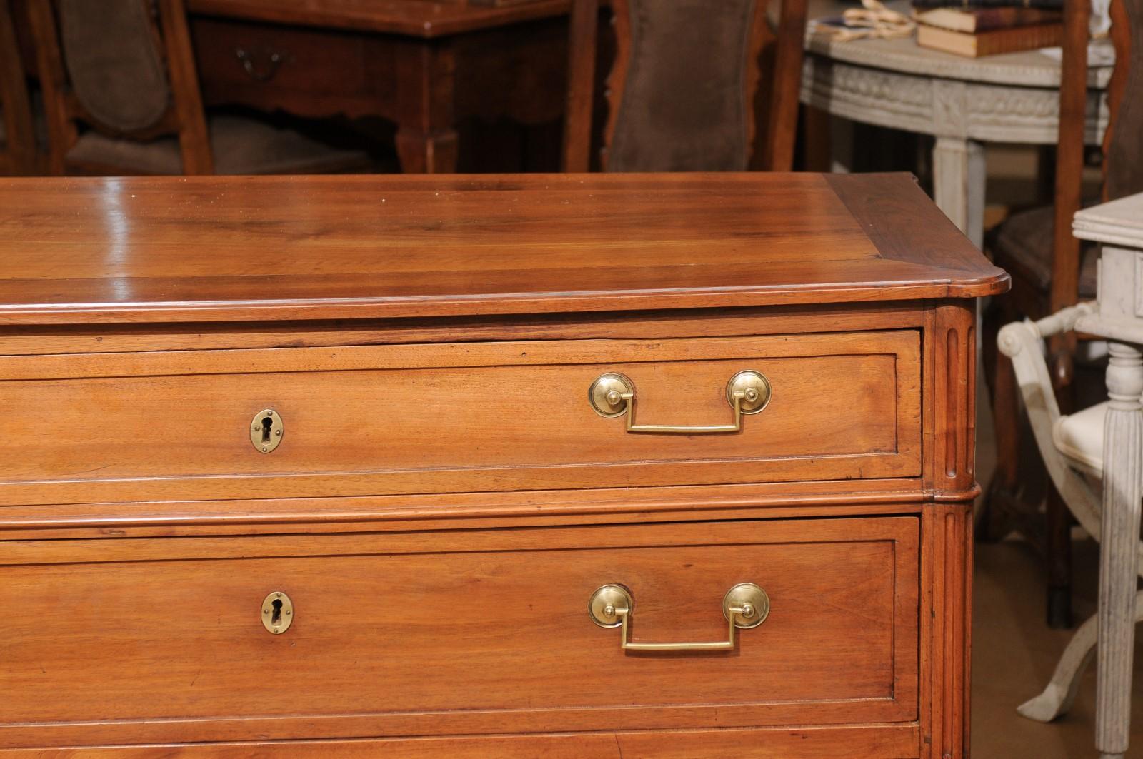 French 1890s Louis XVI Style Three-Drawer Commode with Rounded Fluted Side Posts For Sale 3
