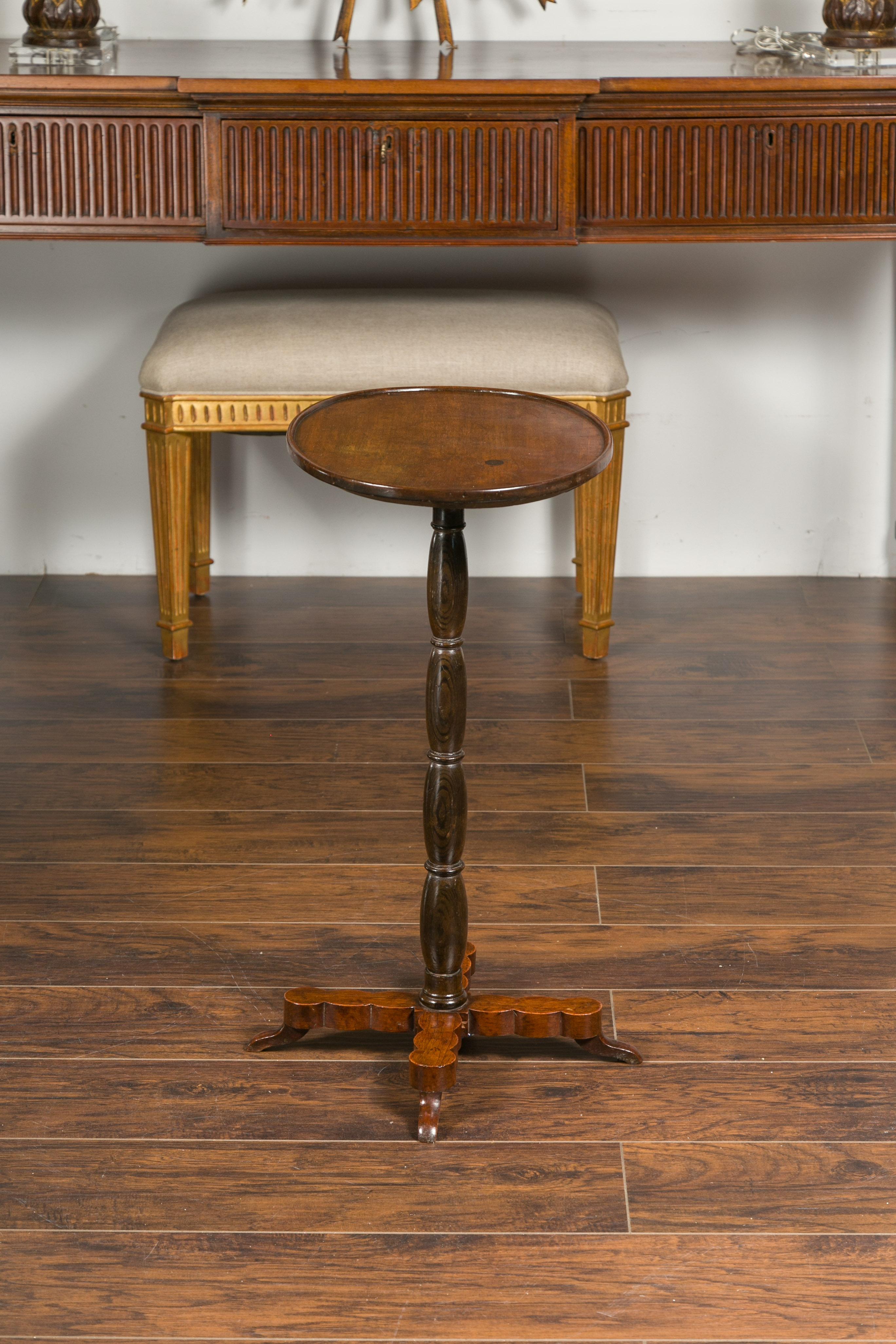 19th Century French 1890s Oval Top Walnut Guéridon Side Table with Turned Pedestal Base