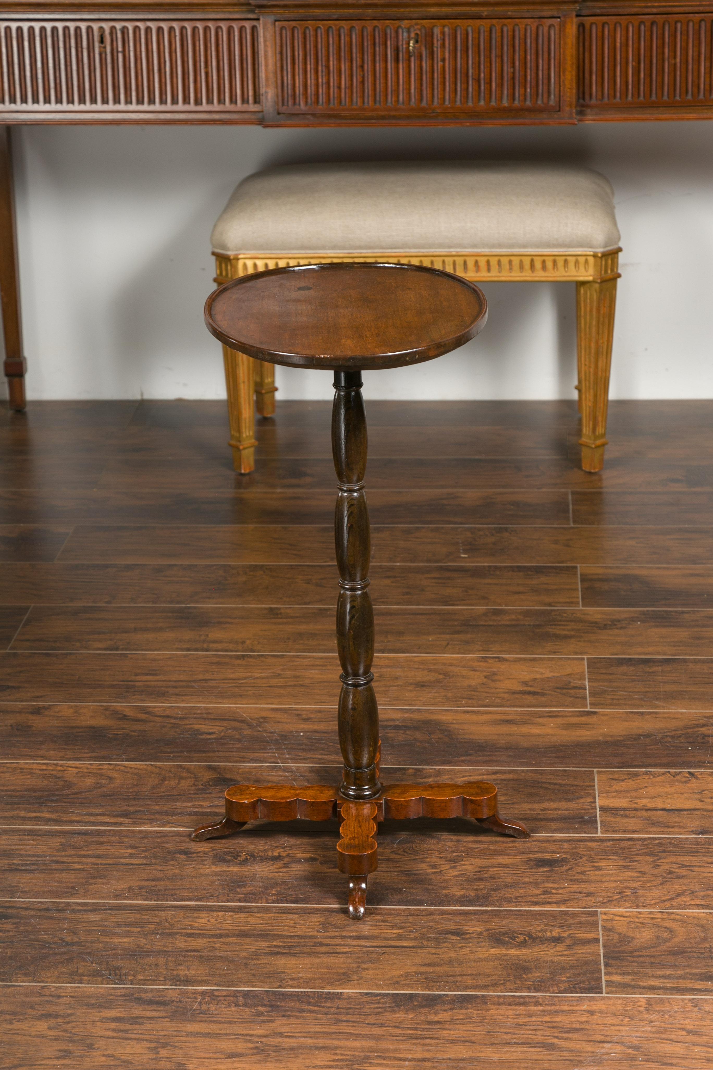 French 1890s Oval Top Walnut Guéridon Side Table with Turned Pedestal Base 1