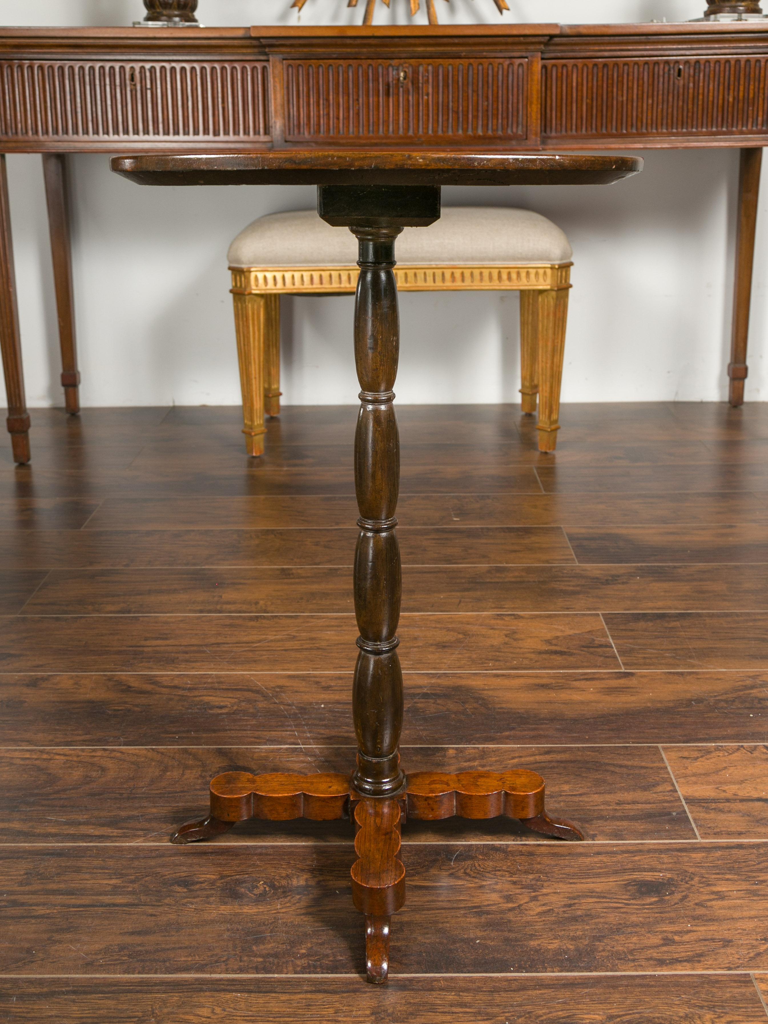 French 1890s Oval Top Walnut Guéridon Side Table with Turned Pedestal Base 2
