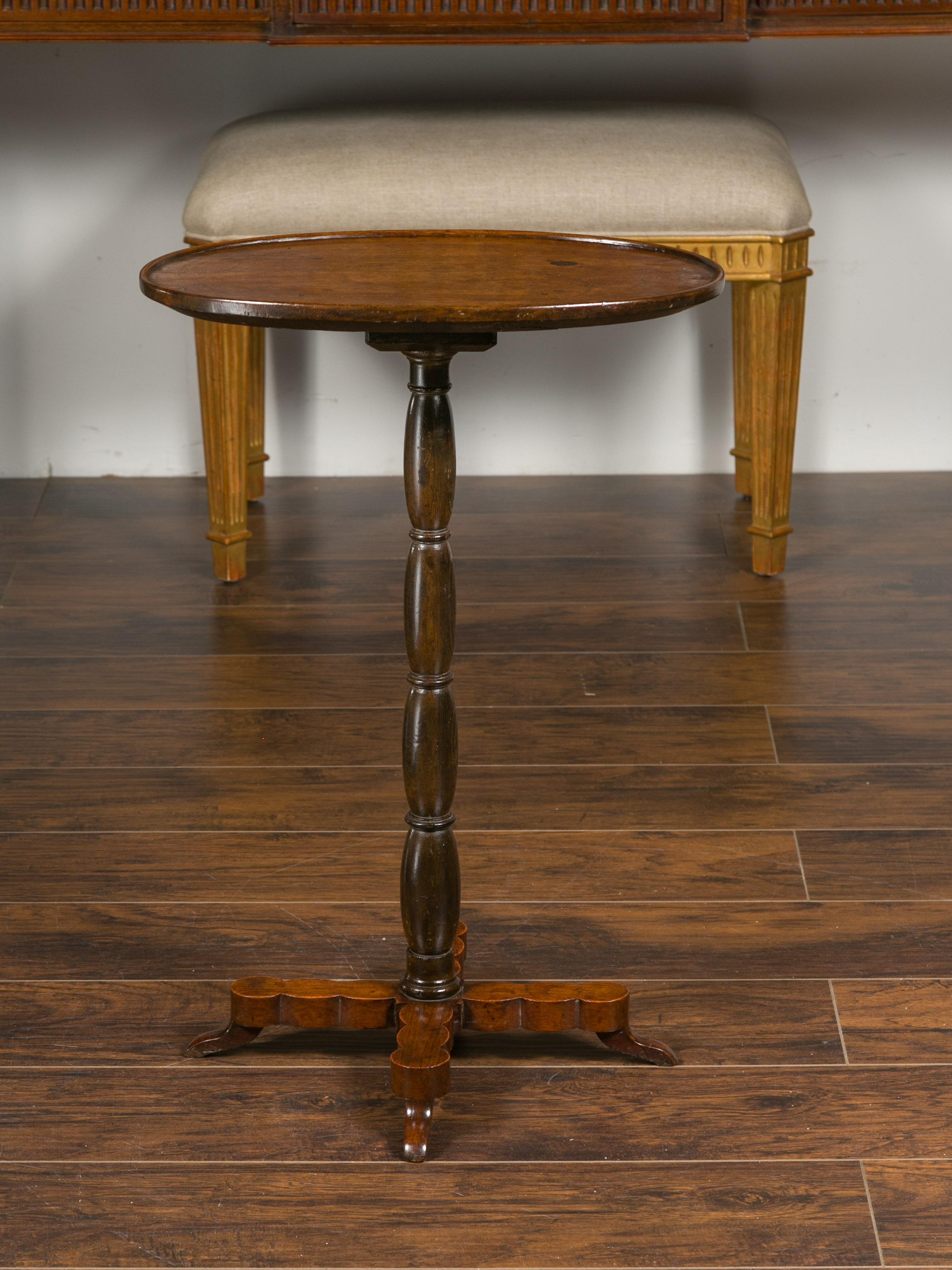 French 1890s Oval Top Walnut Guéridon Side Table with Turned Pedestal Base 3